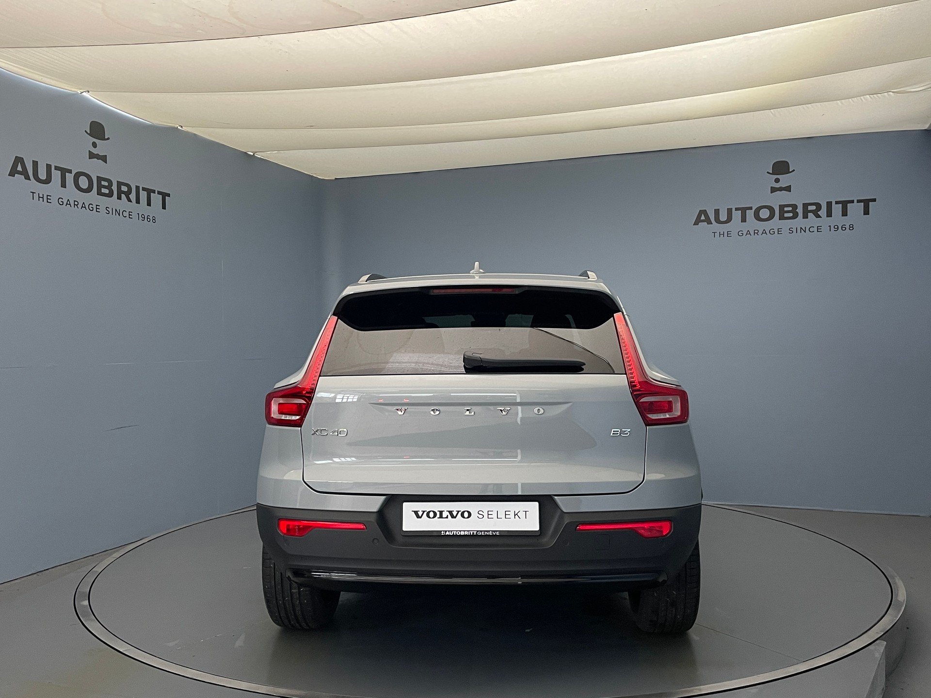 VOLVO XC40 2.0 B3 MH Plus Dark-showroom-element-2