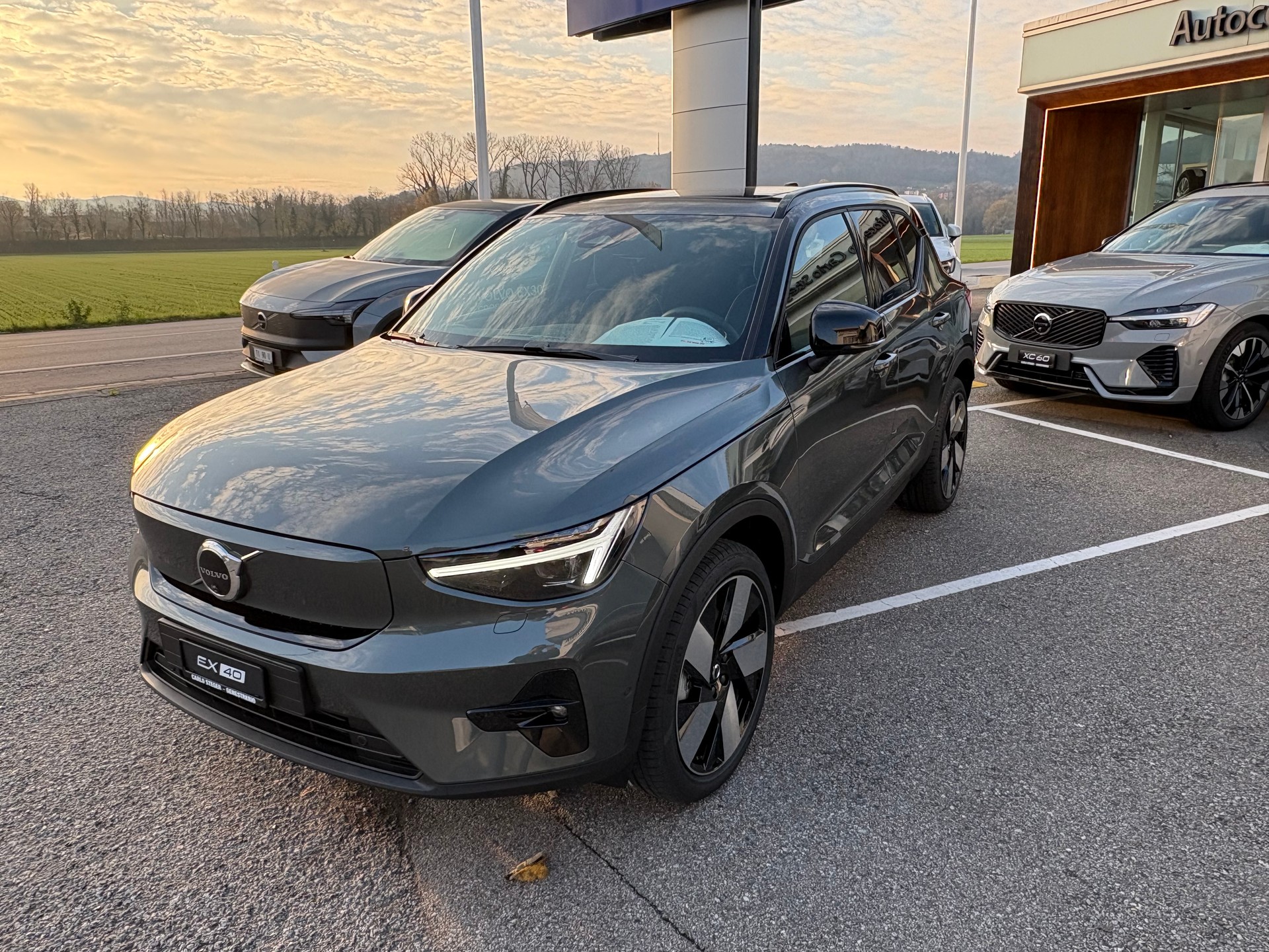 VOLVO EX40 82kWh Twin Motor AWD Ultra Xcentric Edition-showroom-element-1