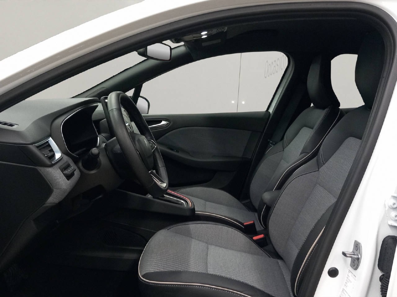 RENAULT Clio 1.6 E-Tech techno-showroom-element-3