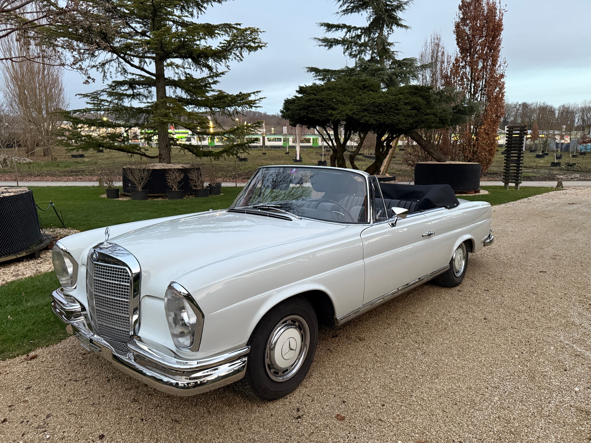 MERCEDES-BENZ 280 SE-showroom-element-1
