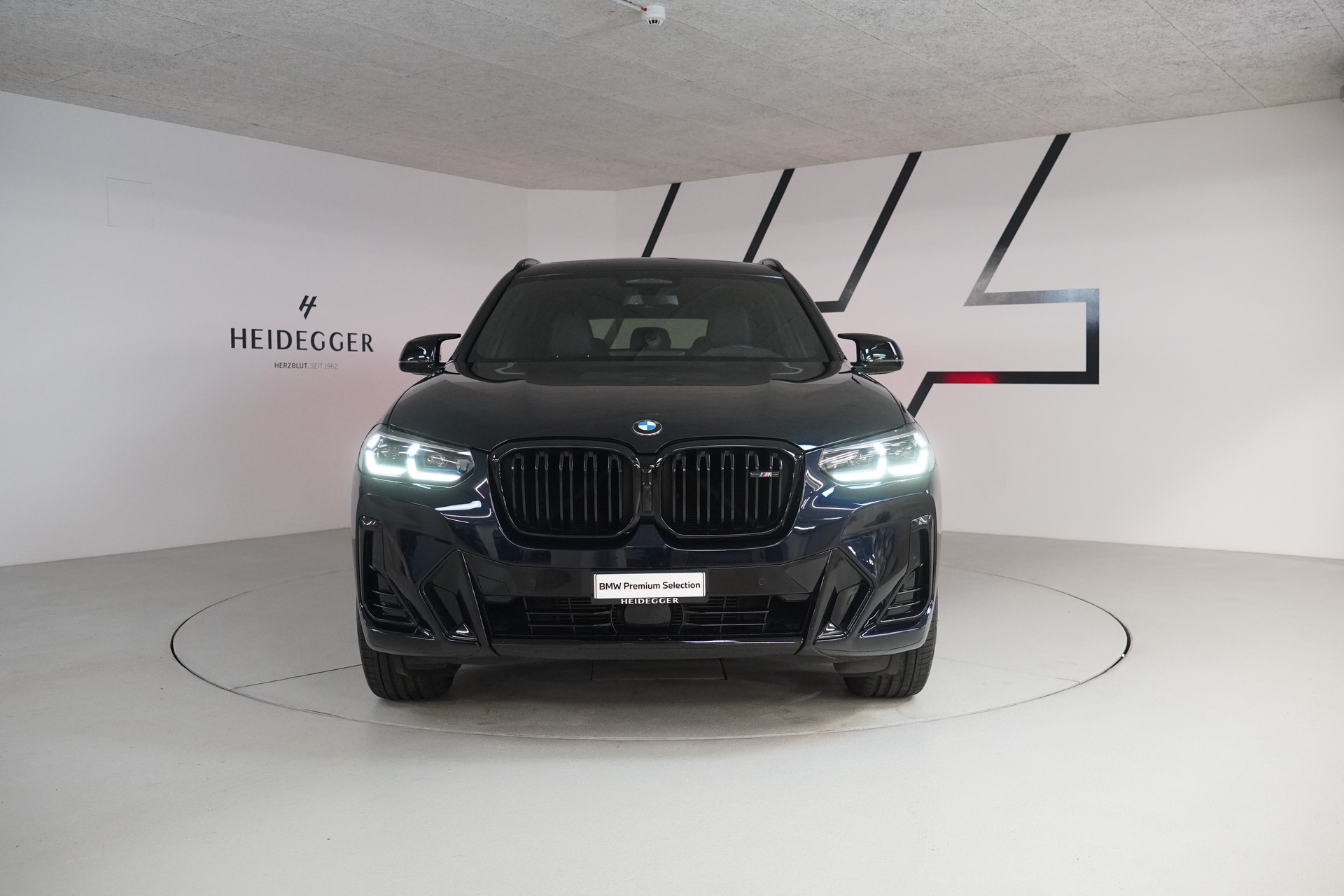 BMW X3 M40i Travel-showroom-element-1