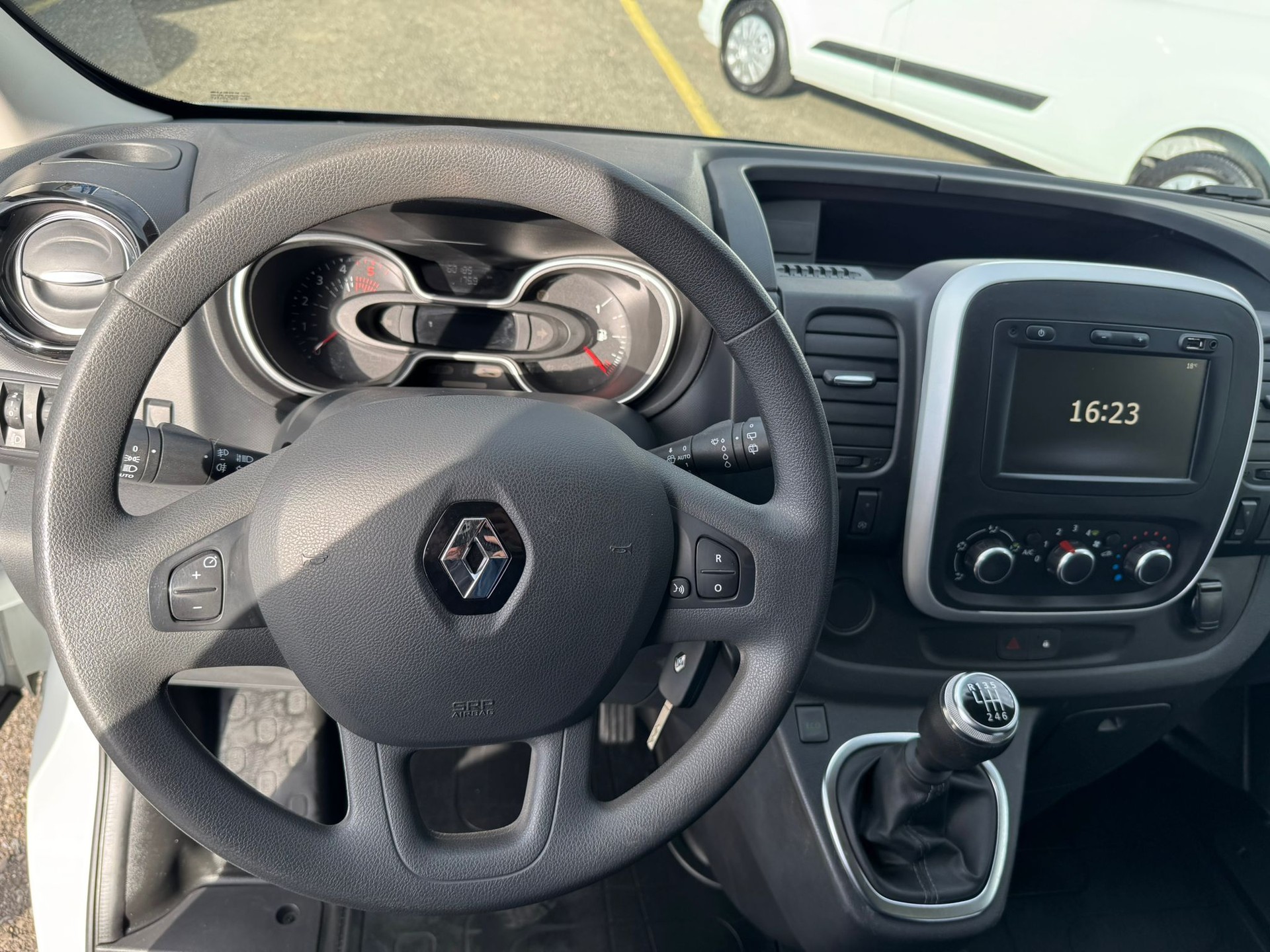 RENAULT Trafic dCi120 2.0 Bus L1H1-showroom-element-2