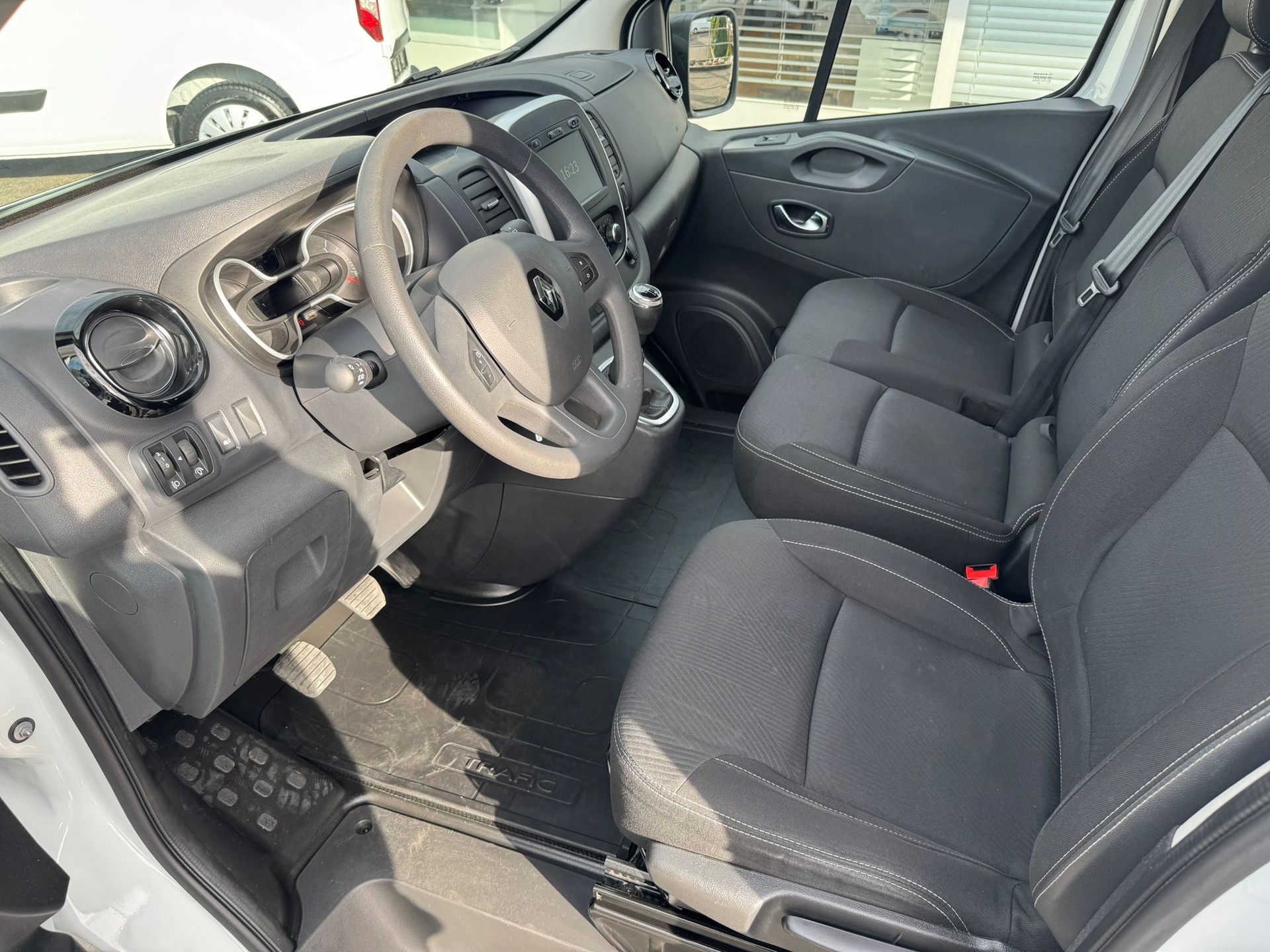 RENAULT Trafic dCi120 2.0 Bus L1H1-showroom-element-1