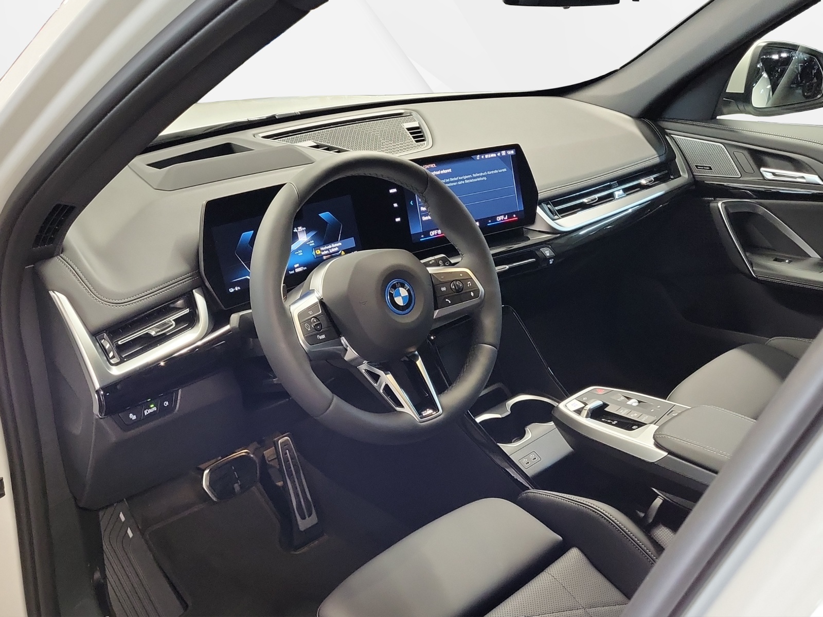 BMW iX1 eDrive 20 M Sport-image-12