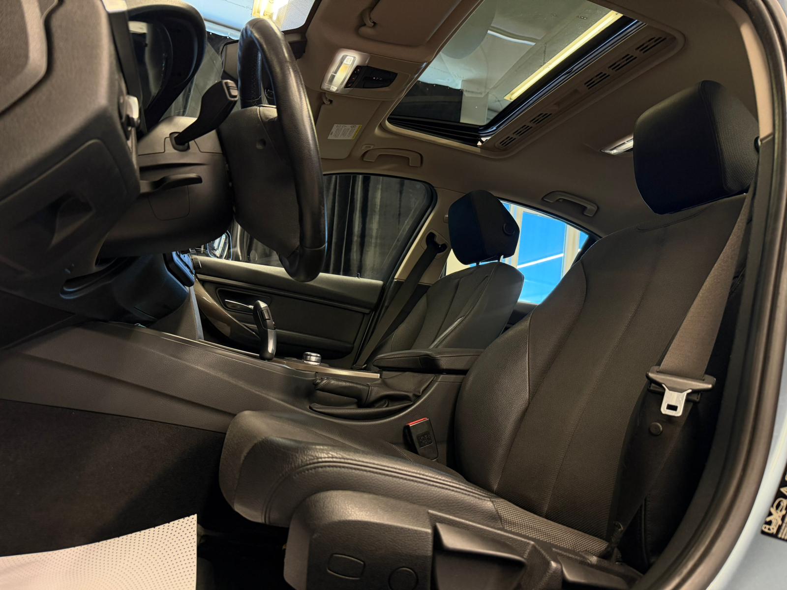 BMW 320i xDrive Modern Line Steptronic-image-10
