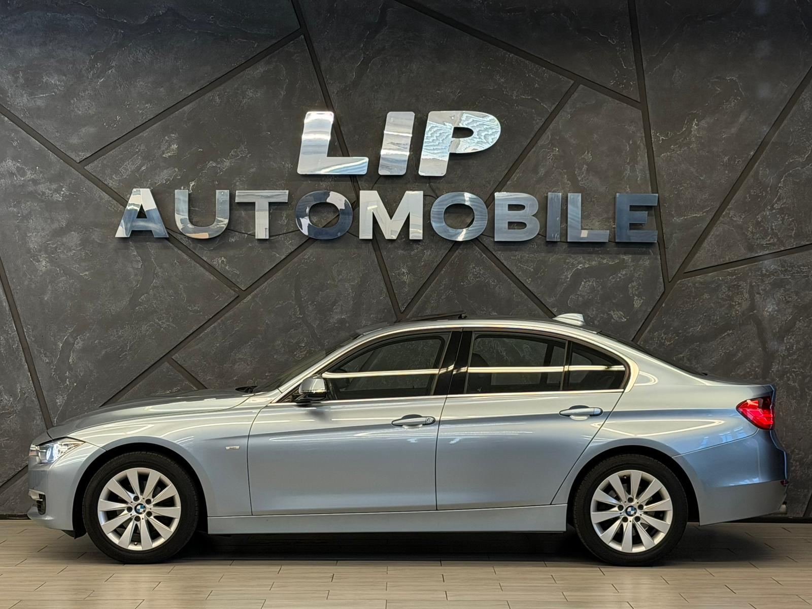BMW 320i xDrive Modern Line Steptronic-image-4