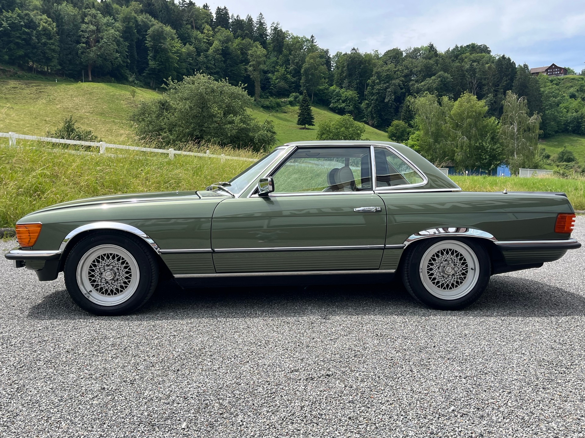 MERCEDES-BENZ R107-image-12