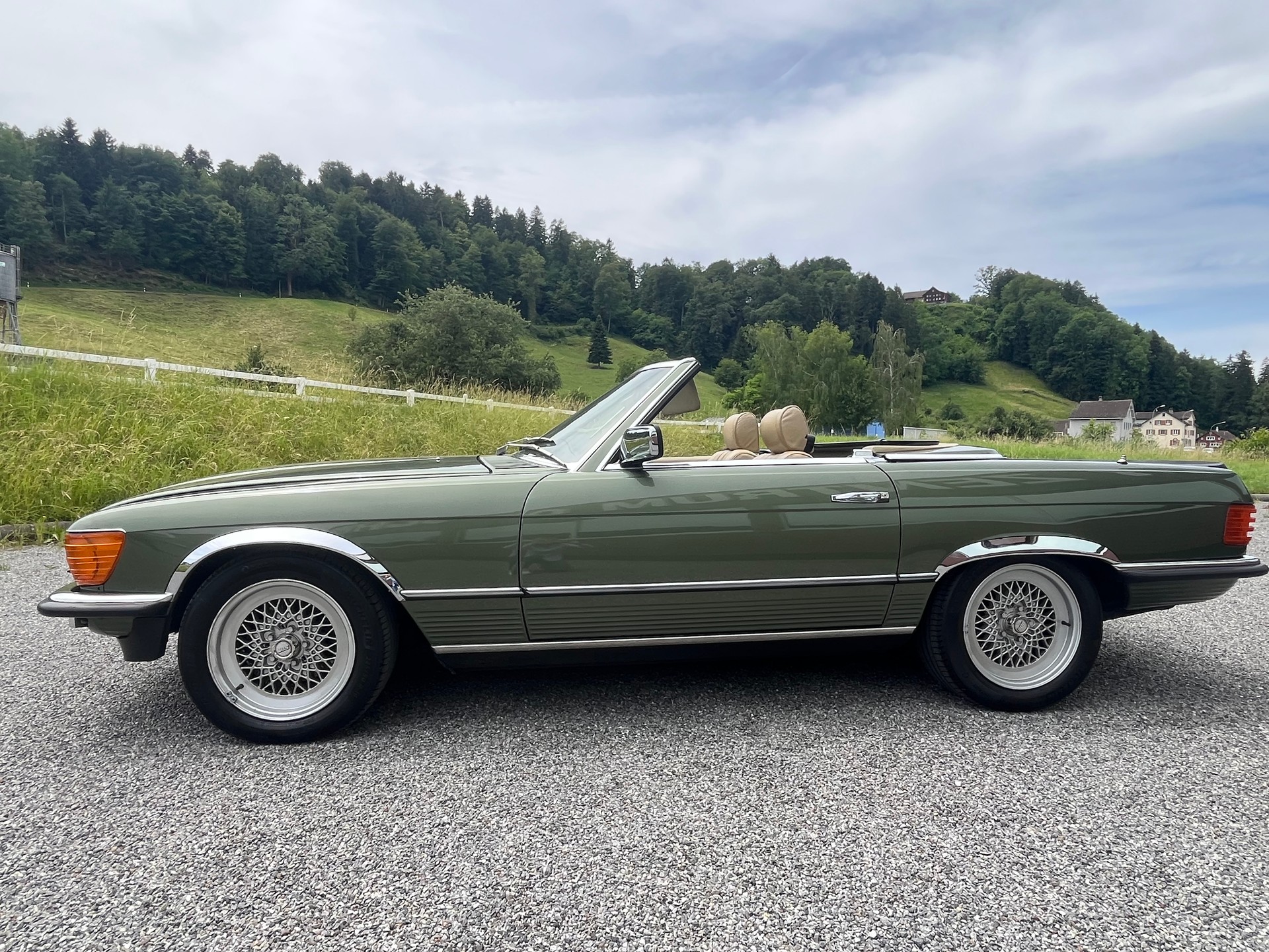 MERCEDES-BENZ R107-showroom-element-1