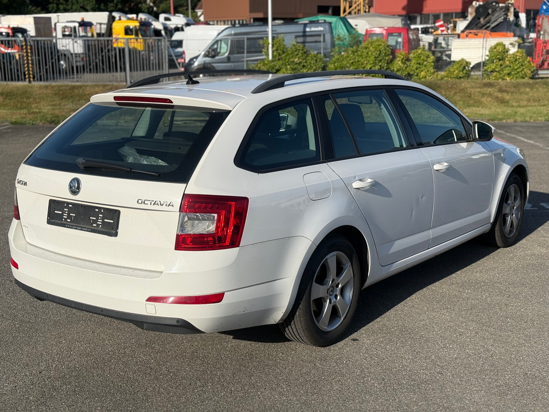 SKODA Octavia Combi 2.0 TDI Ambition-image-4