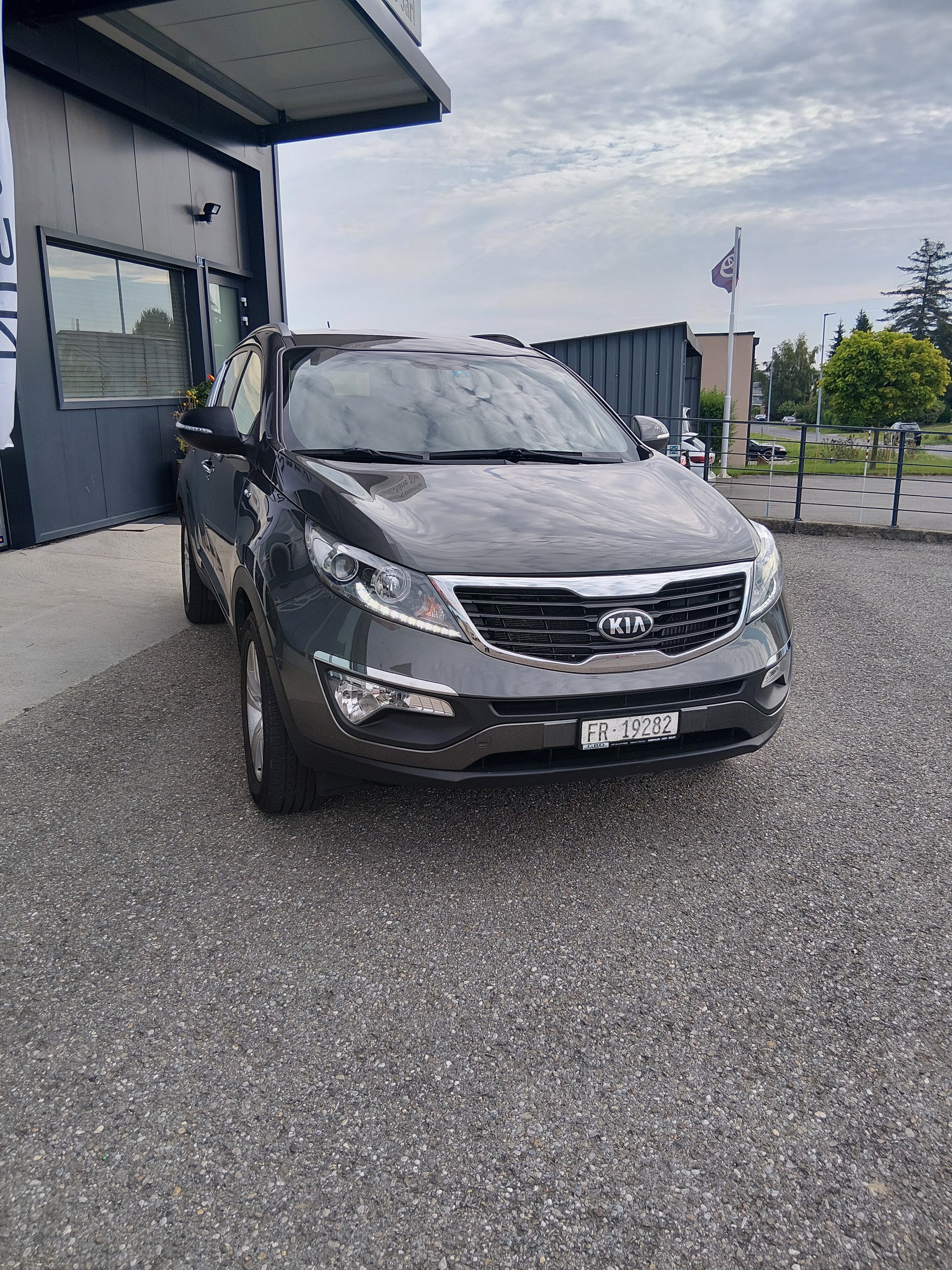 KIA Sportage 2.0 CRDi Trend 4WD Automatic-image-3