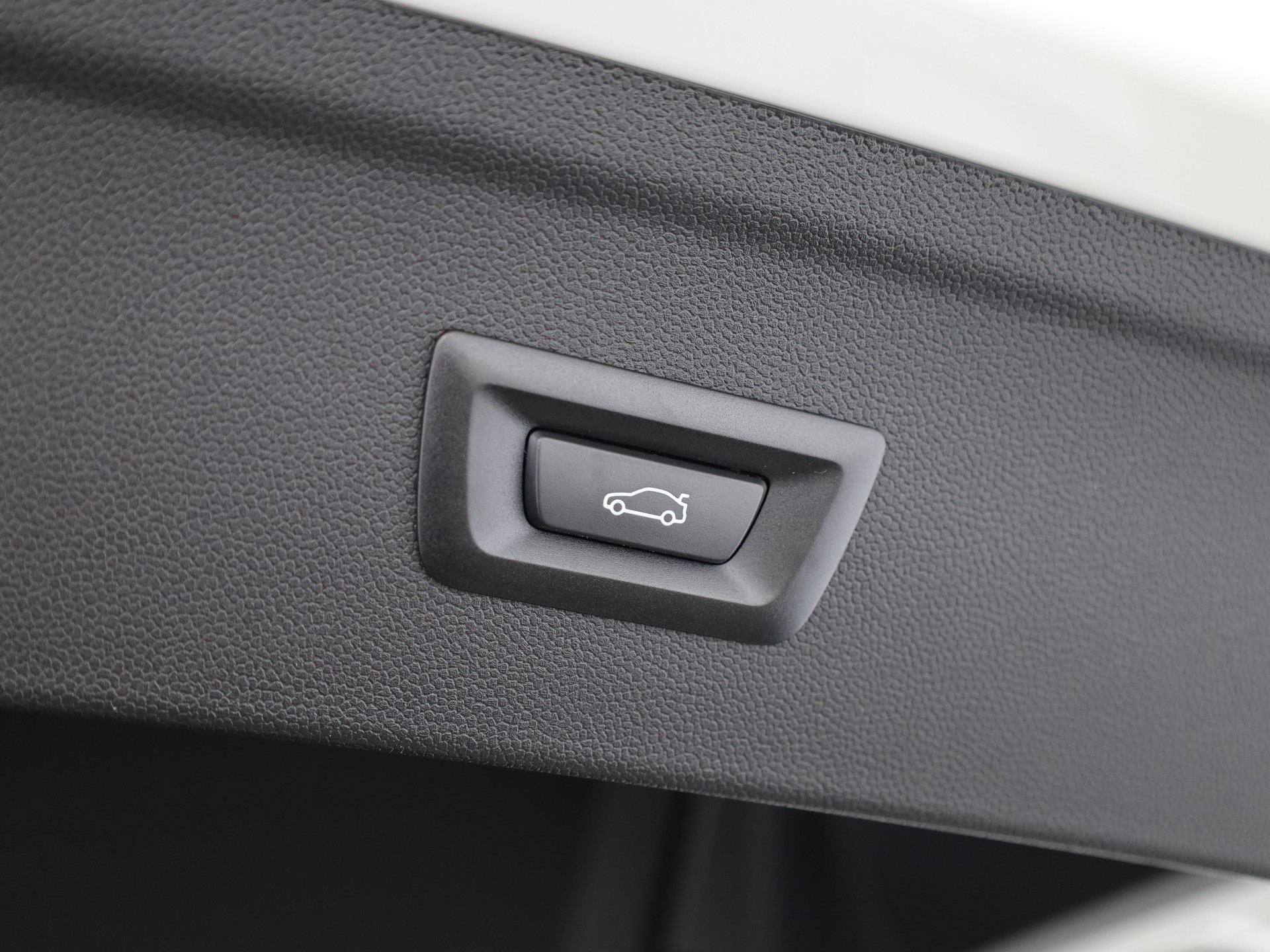 BMW iX xDrive60-image-7