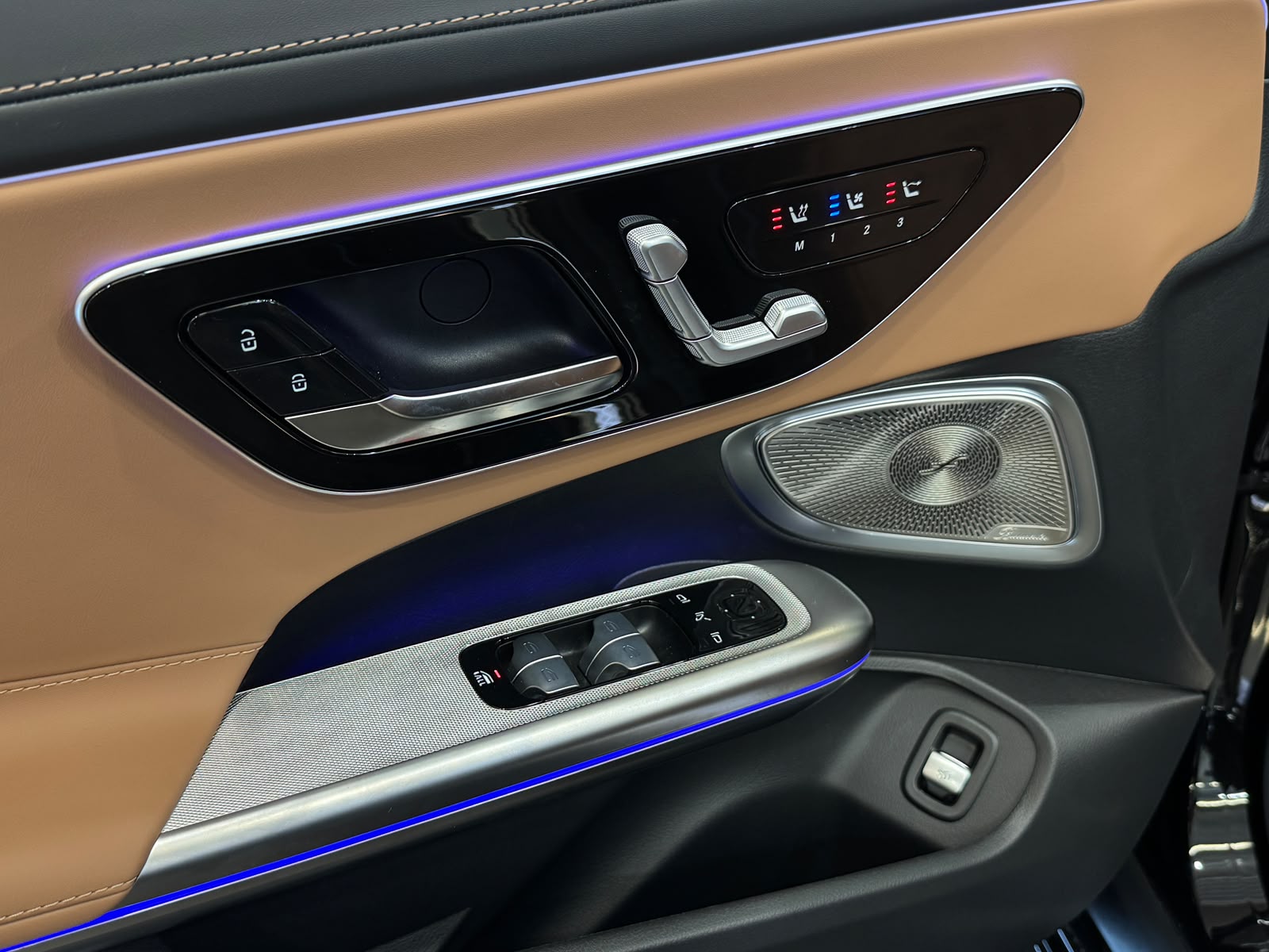 MERCEDES-BENZ CLE AMG 53 Cabrio 4Matic+ 9G-Tronic-image-18