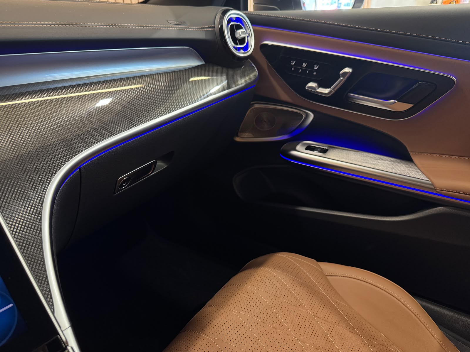 MERCEDES-BENZ CLE AMG 53 Cabrio 4Matic+ 9G-Tronic-image-19