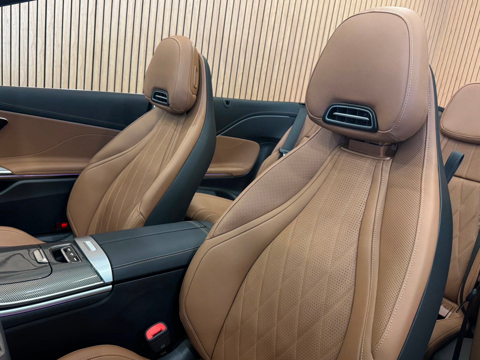 MERCEDES-BENZ CLE AMG 53 Cabrio 4Matic+ 9G-Tronic-image-30