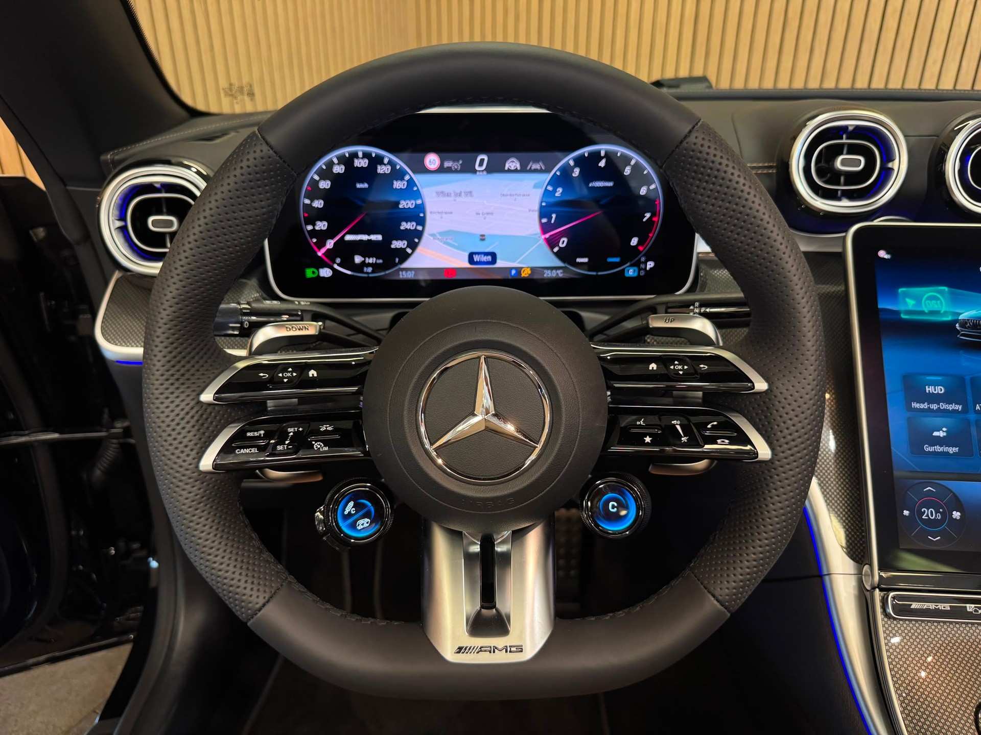 MERCEDES-BENZ CLE AMG 53 Cabrio 4Matic+ 9G-Tronic-image-13