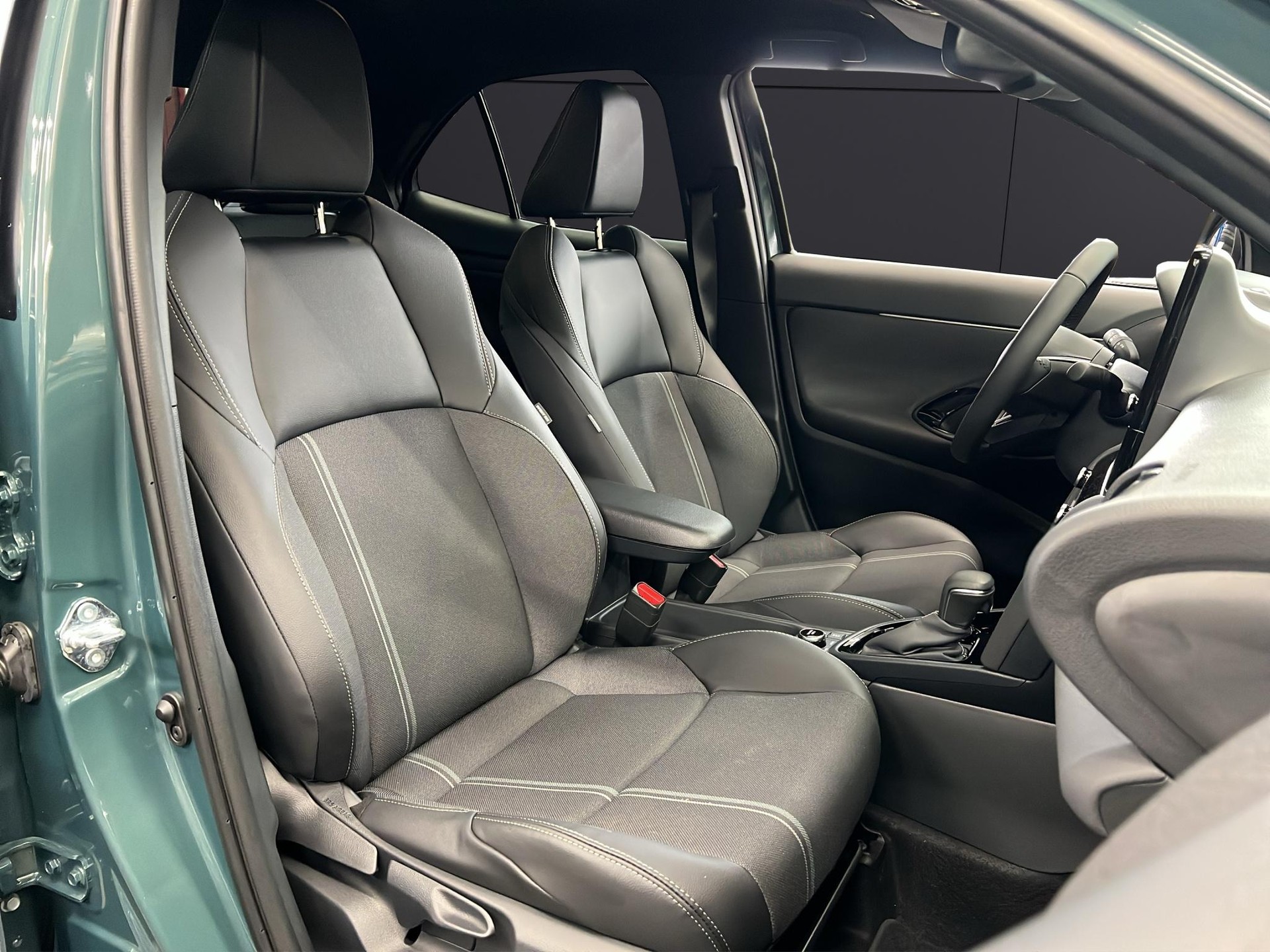 TOYOTA Yaris Cross 1.5 VVT-i HSD Premium AWD-i-image-9