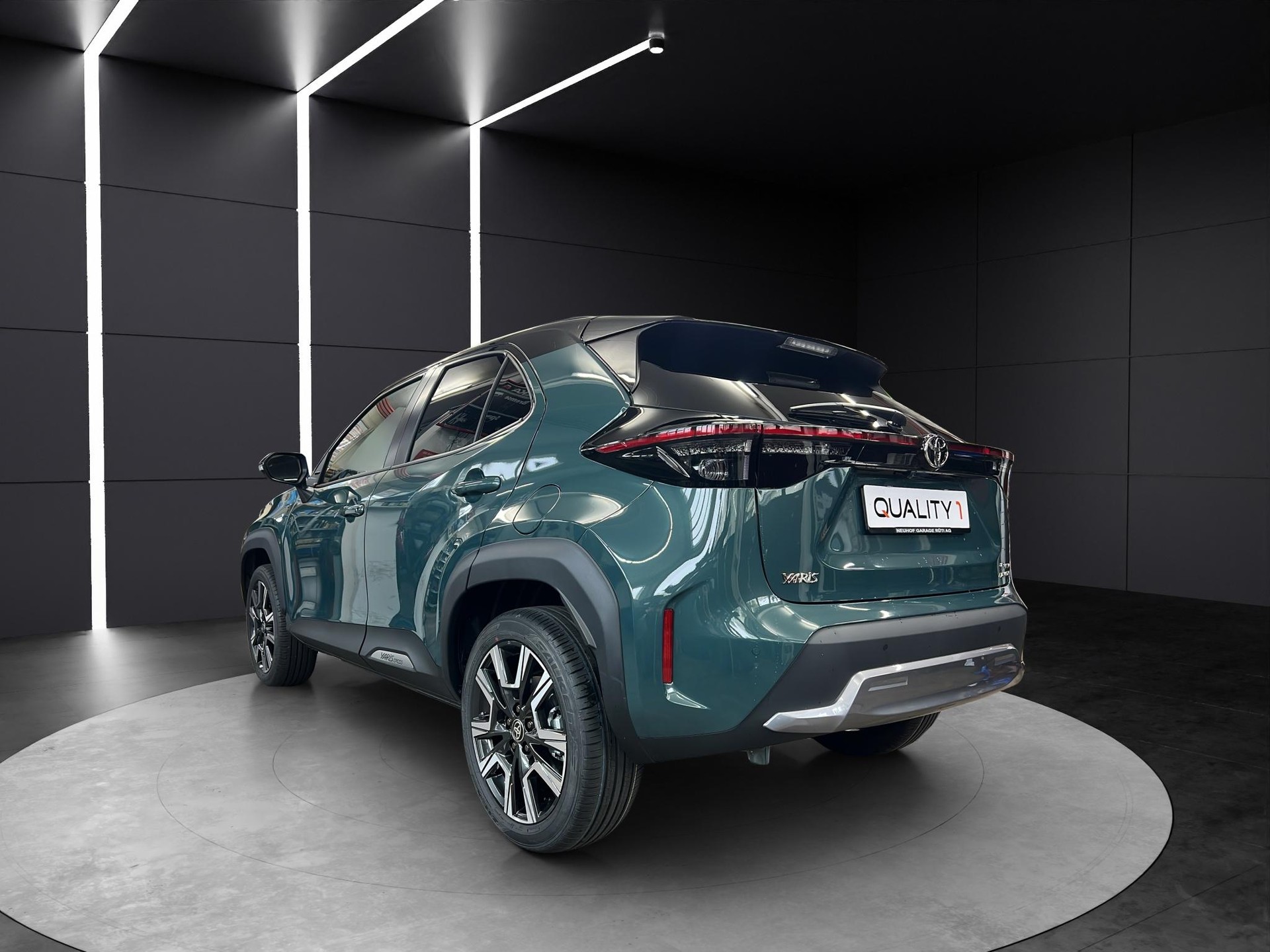 TOYOTA Yaris Cross 1.5 VVT-i HSD Premium AWD-i-showroom-element-2