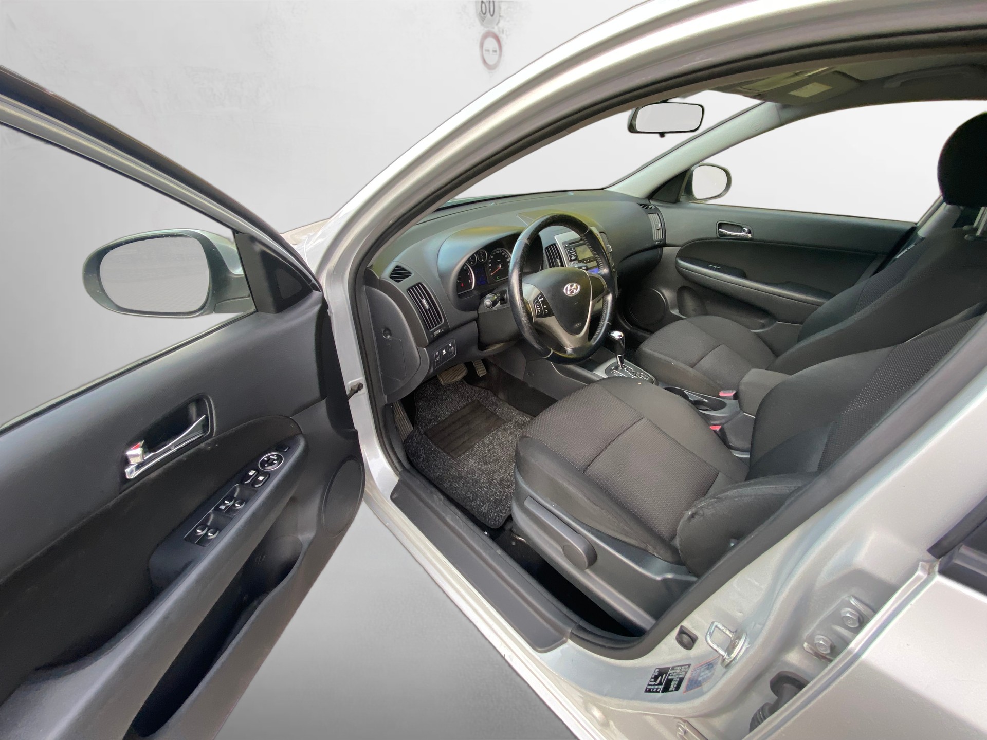 HYUNDAI i30 1.6 Swiss Plus Edition Automatic-image-8