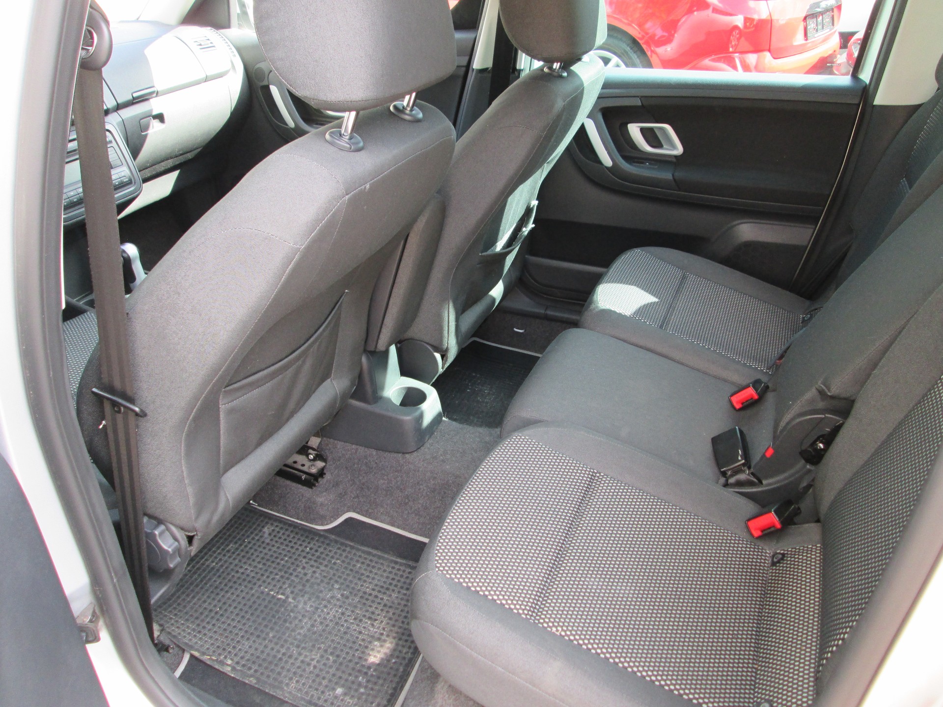 SKODA Roomster 1.6 Scout Automatic-image-8