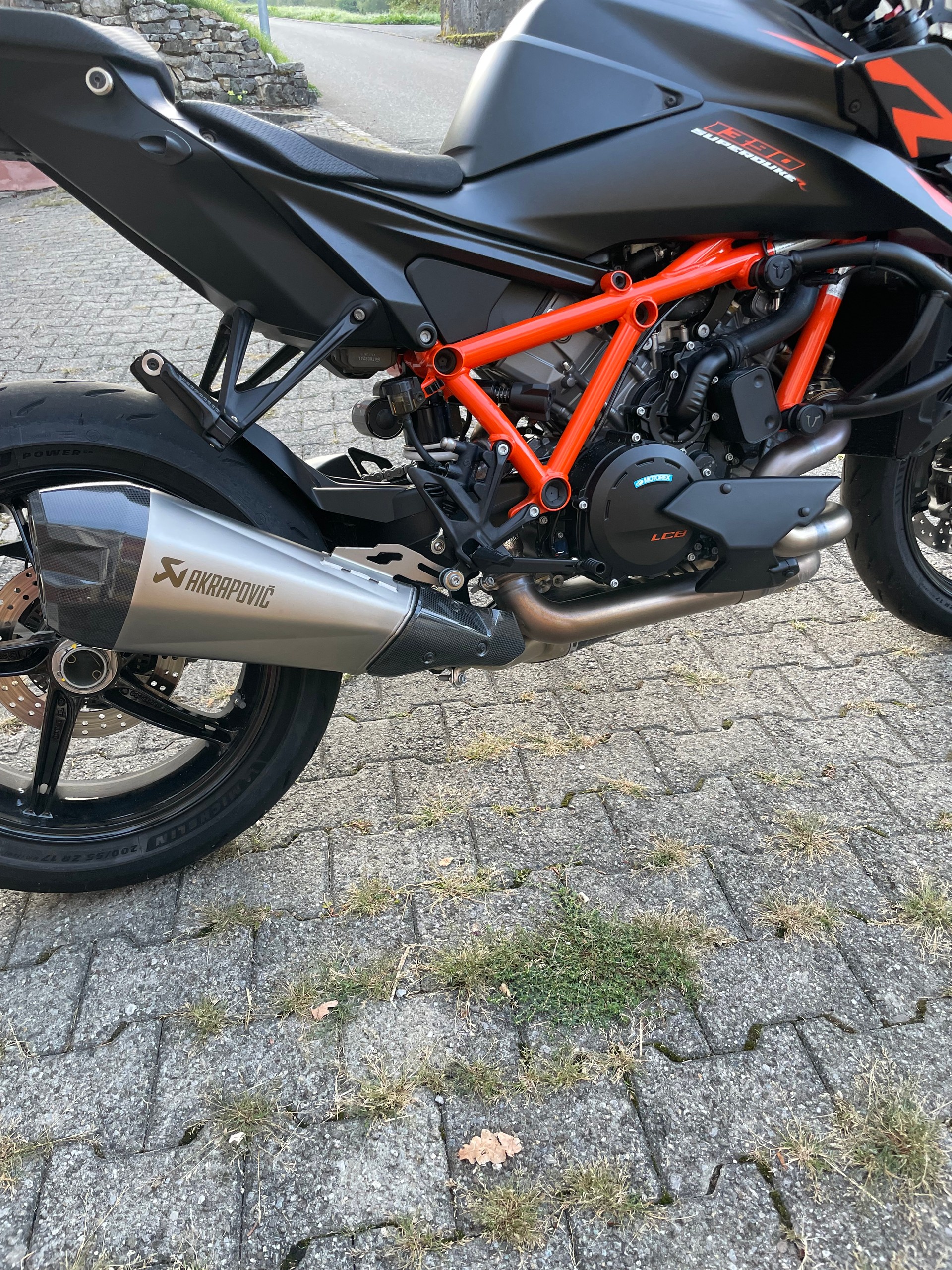 KTM 1390 Super Duke R-image-6