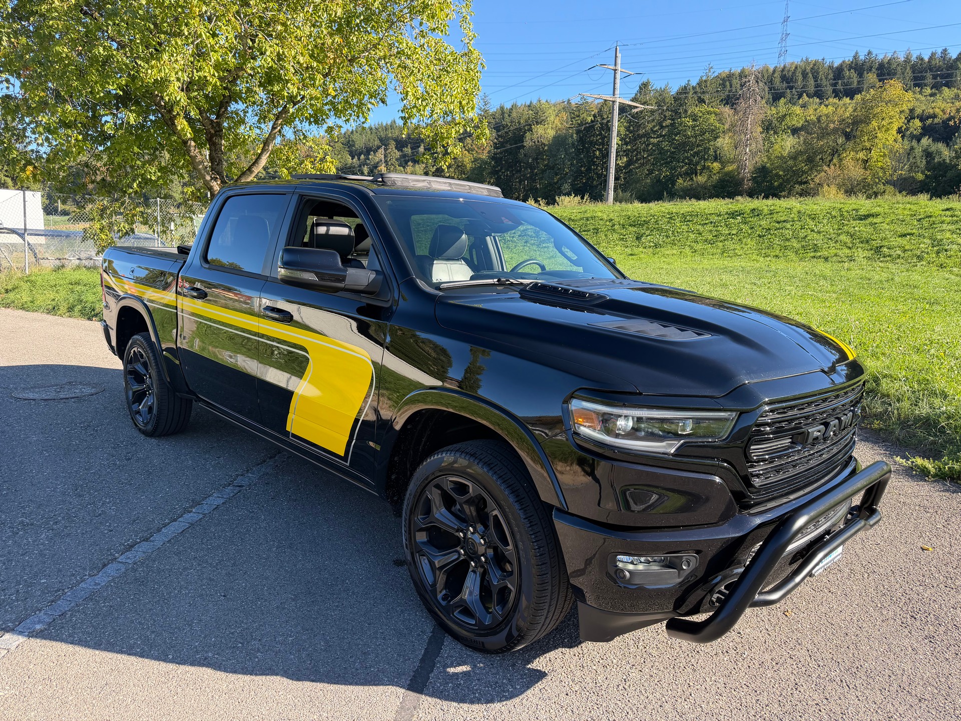 DODGE RAM LIMITED !! V8 5,7 400 PS CREW CAB "NEUSTES MODELL" VOLL OPTIONEN. INKL. LUFTFEDERUNG + AHK 3500 KG. MIT RAM BOX.