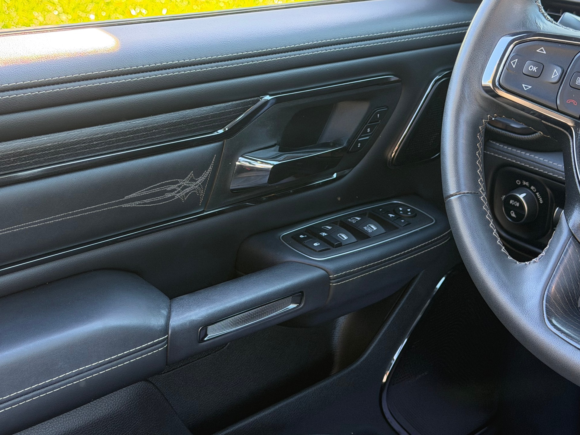 DODGE RAM LIMITED !! V8 5,7 400 PS CREW CAB "NEUSTES MODELL" VOLL OPTIONEN. INKL. LUFTFEDERUNG + AHK 3500 KG. MIT RAM BOX.-image-44