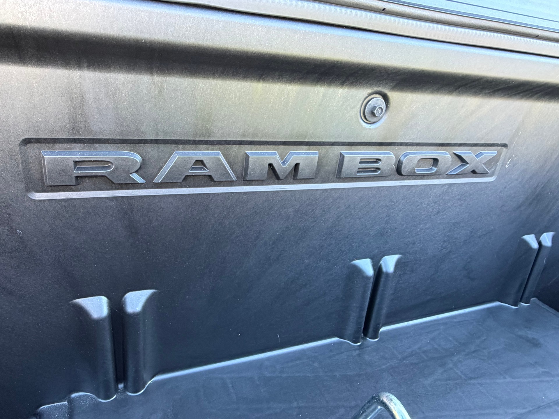 DODGE RAM LIMITED !! V8 5,7 400 PS CREW CAB "NEUSTES MODELL" VOLL OPTIONEN. INKL. LUFTFEDERUNG + AHK 3500 KG. MIT RAM BOX.-image-52