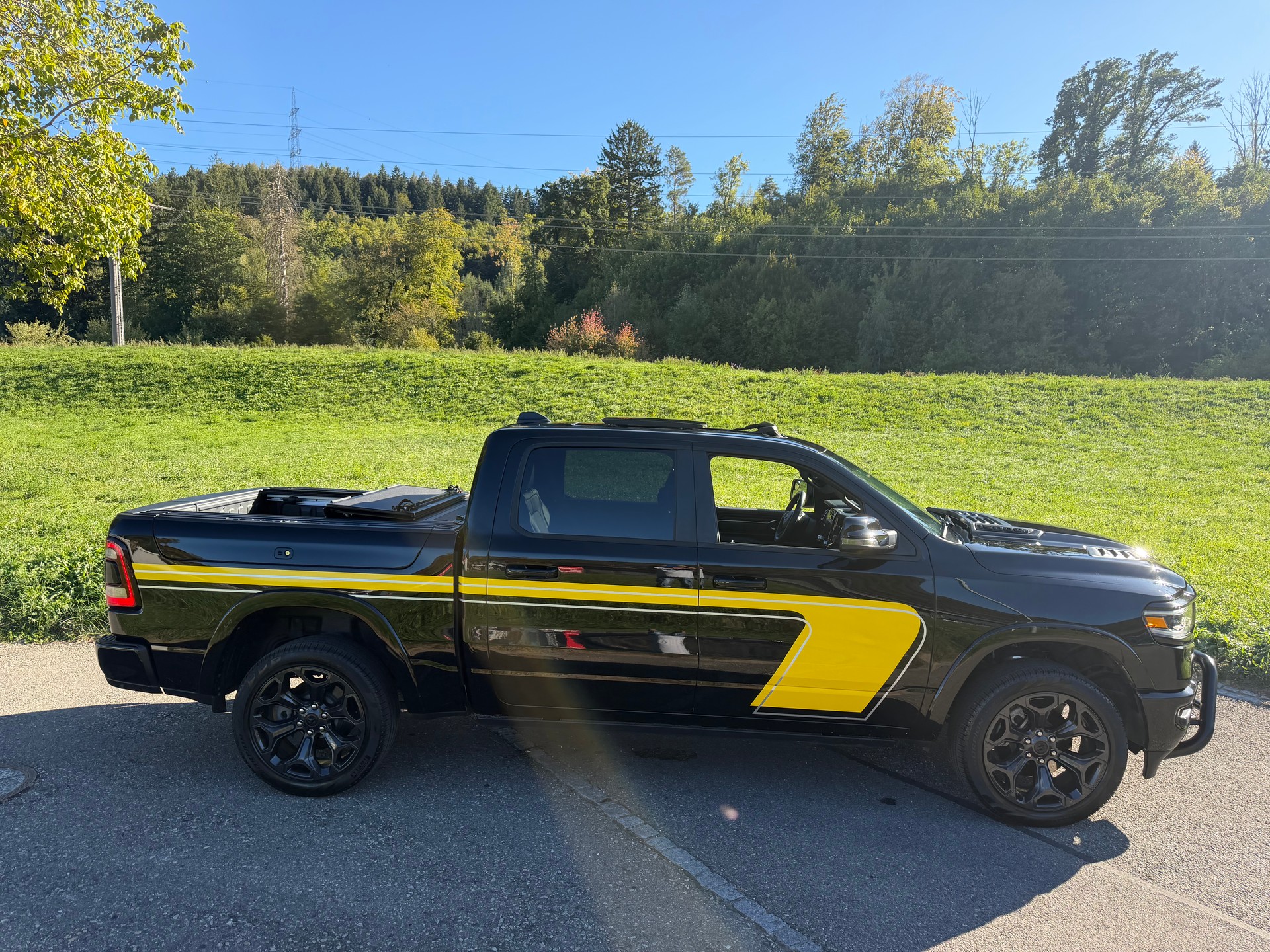 DODGE RAM LIMITED !! V8 5,7 400 PS CREW CAB "NEUSTES MODELL" VOLL OPTIONEN. INKL. LUFTFEDERUNG + AHK 3500 KG. MIT RAM BOX.-showroom-element-1