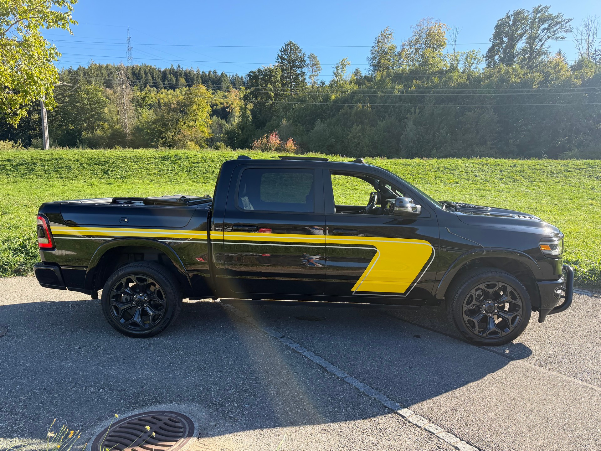 DODGE RAM LIMITED !! V8 5,7 400 PS CREW CAB "NEUSTES MODELL" VOLL OPTIONEN. INKL. LUFTFEDERUNG + AHK 3500 KG. MIT RAM BOX.-image-17