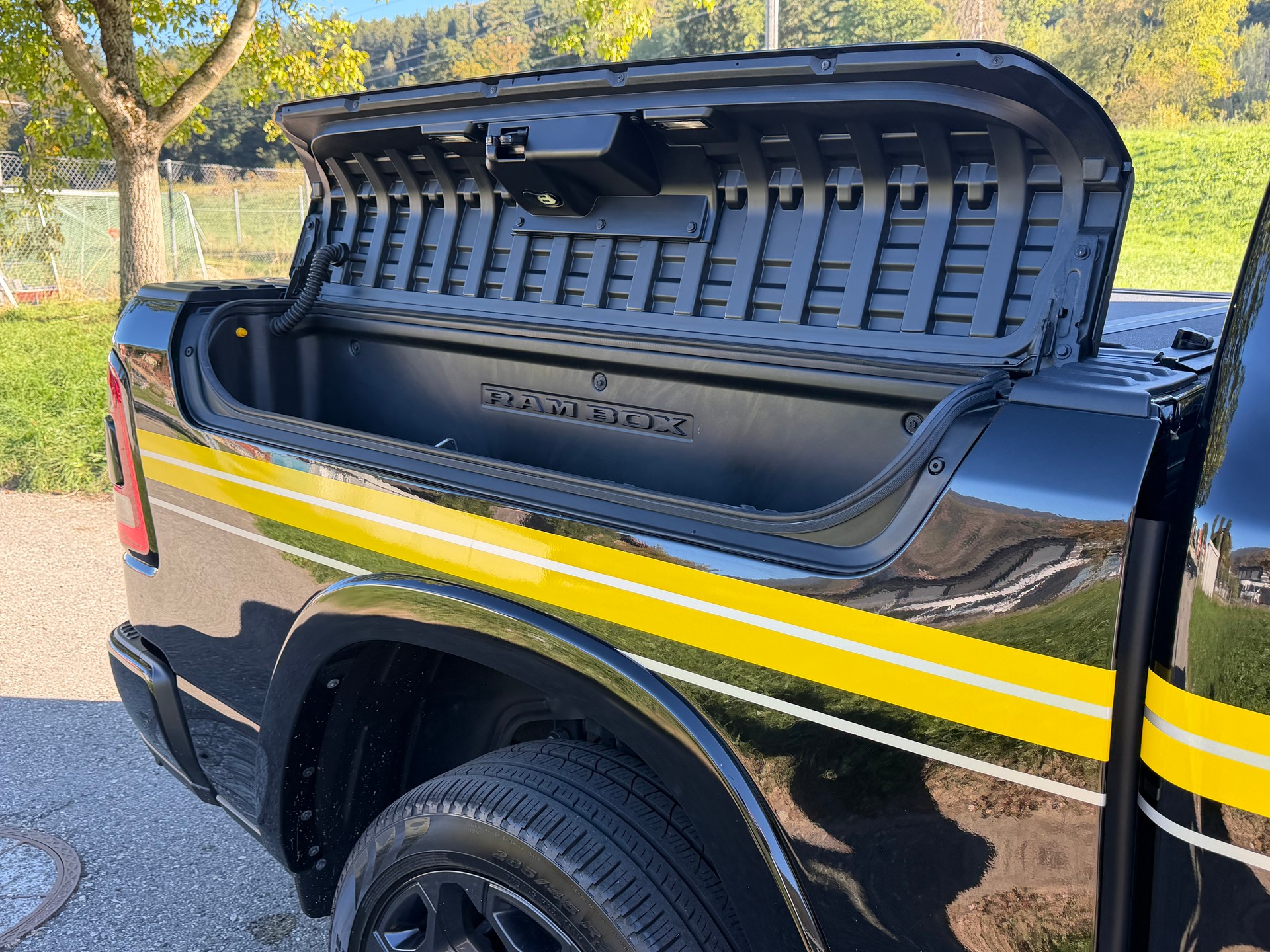 DODGE RAM LIMITED !! V8 5,7 400 PS CREW CAB "NEUSTES MODELL" VOLL OPTIONEN. INKL. LUFTFEDERUNG + AHK 3500 KG. MIT RAM BOX.-image-7