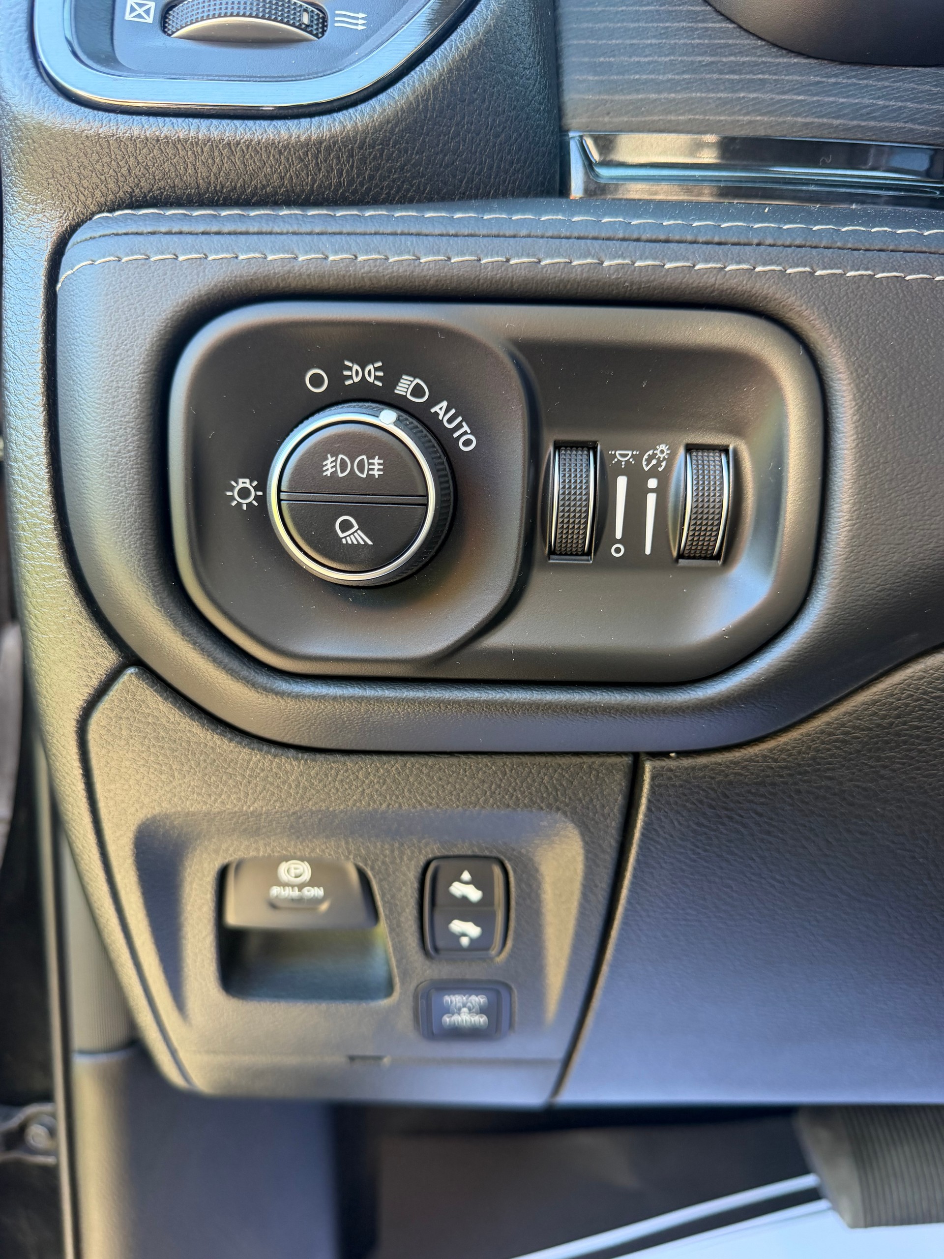 DODGE RAM LIMITED !! V8 5,7 400 PS CREW CAB "NEUSTES MODELL" VOLL OPTIONEN. INKL. LUFTFEDERUNG + AHK 3500 KG. MIT RAM BOX.-image-23