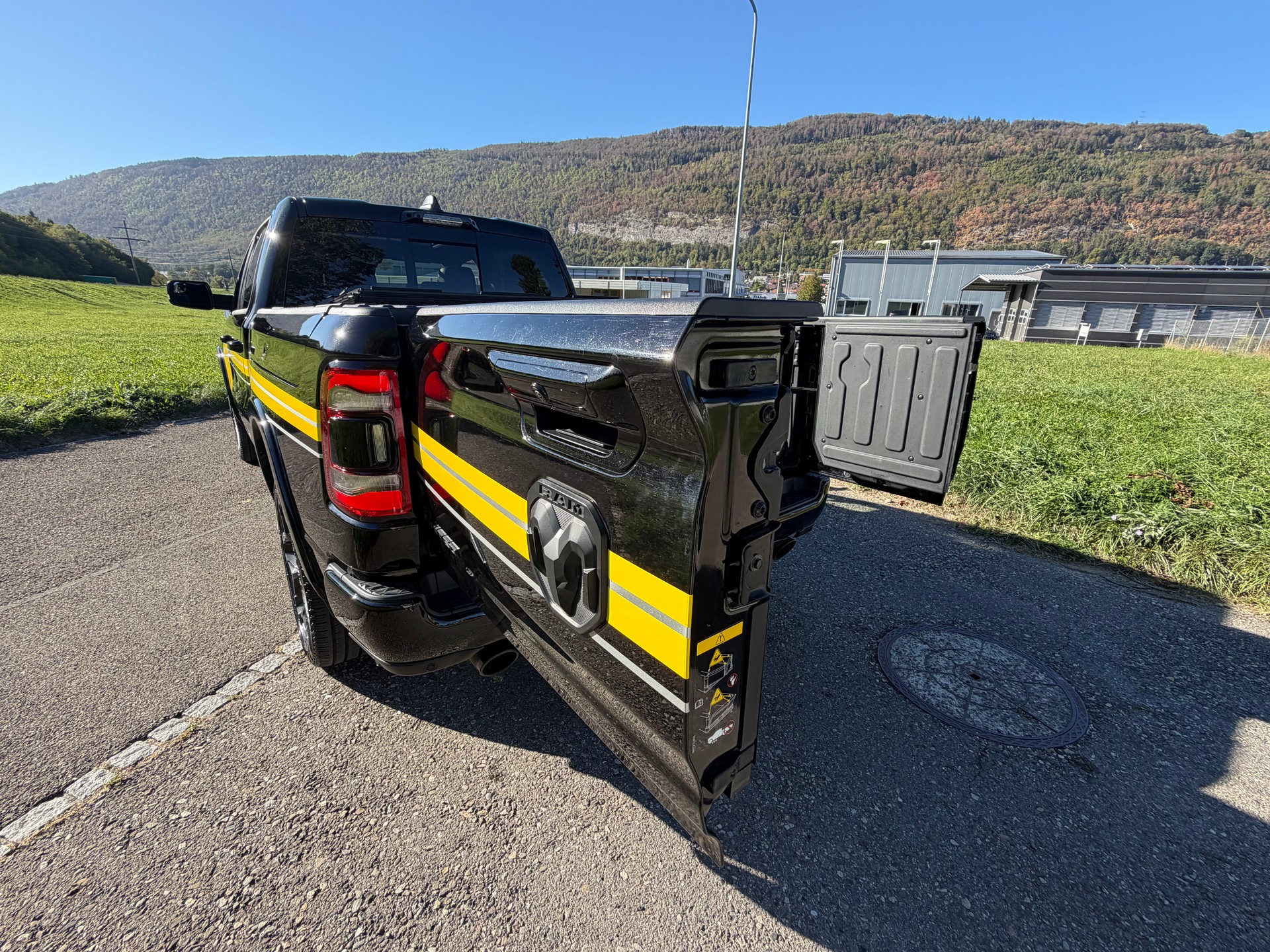 DODGE RAM LIMITED !! V8 5,7 400 PS CREW CAB "NEUSTES MODELL" VOLL OPTIONEN. INKL. LUFTFEDERUNG + AHK 3500 KG. MIT RAM BOX.-image-29