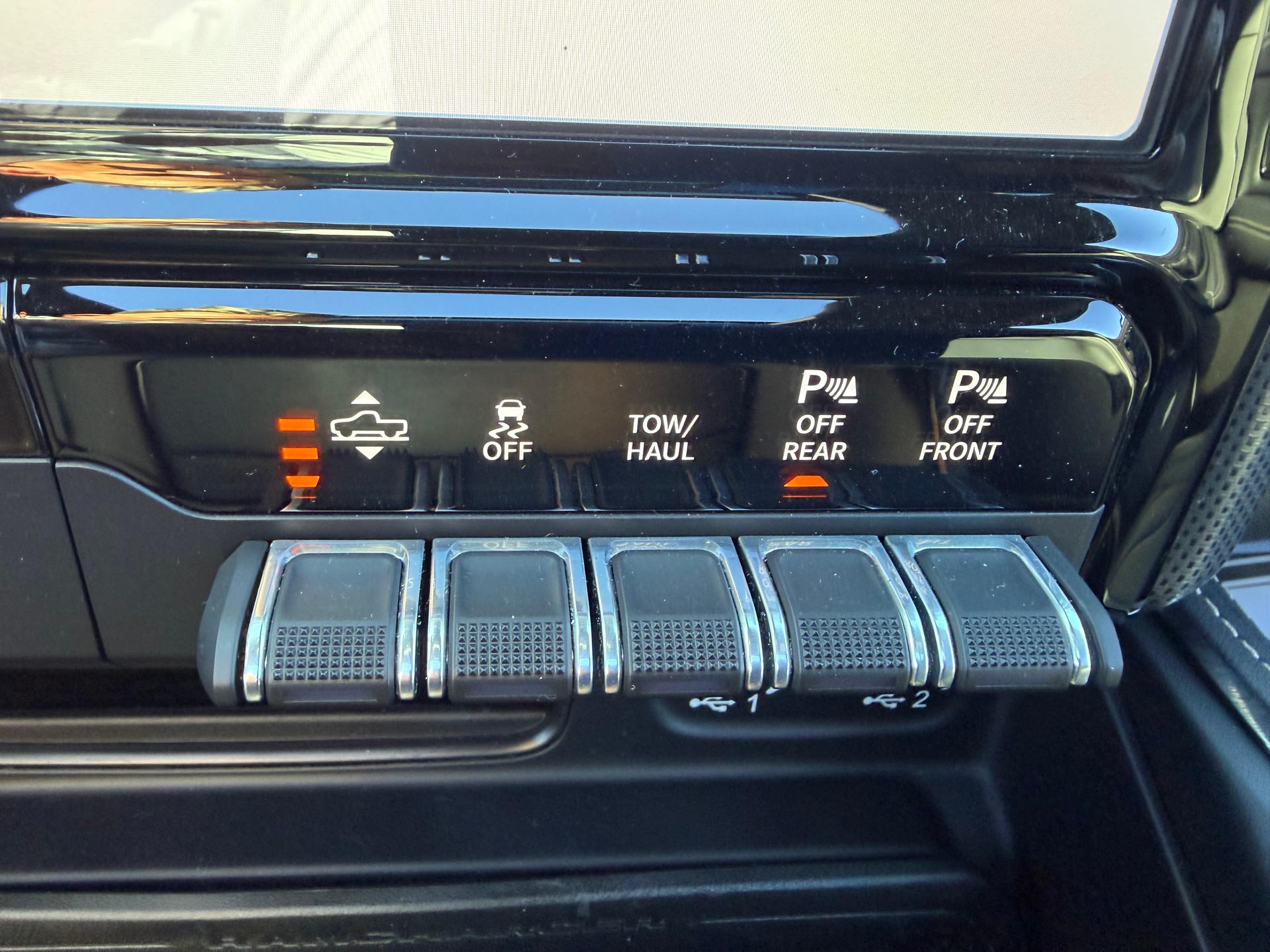 DODGE RAM LIMITED !! V8 5,7 400 PS CREW CAB "NEUSTES MODELL" VOLL OPTIONEN. INKL. LUFTFEDERUNG + AHK 3500 KG. MIT RAM BOX.-showroom-element-3