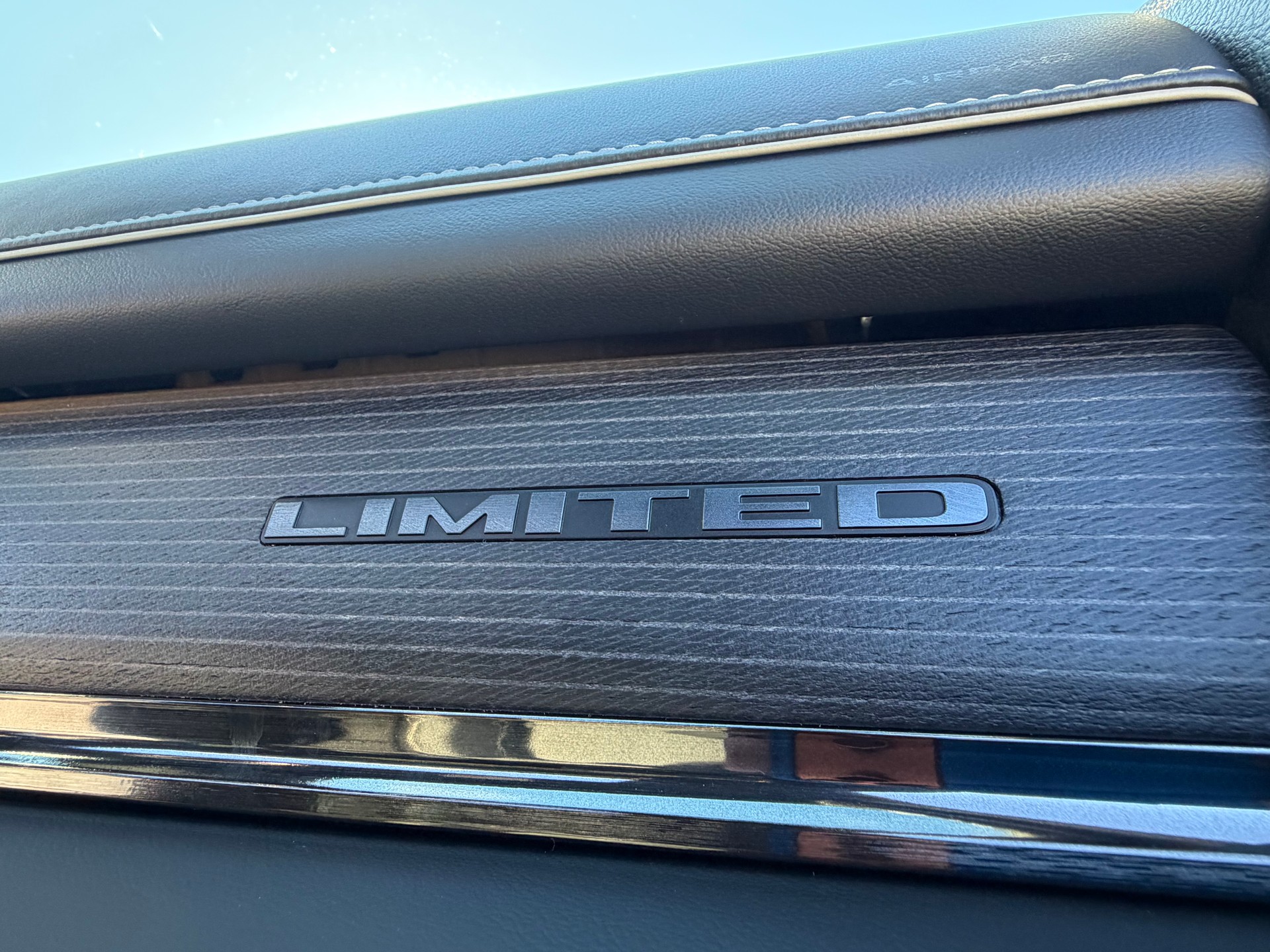 DODGE RAM LIMITED !! V8 5,7 400 PS CREW CAB "NEUSTES MODELL" VOLL OPTIONEN. INKL. LUFTFEDERUNG + AHK 3500 KG. MIT RAM BOX.-image-36