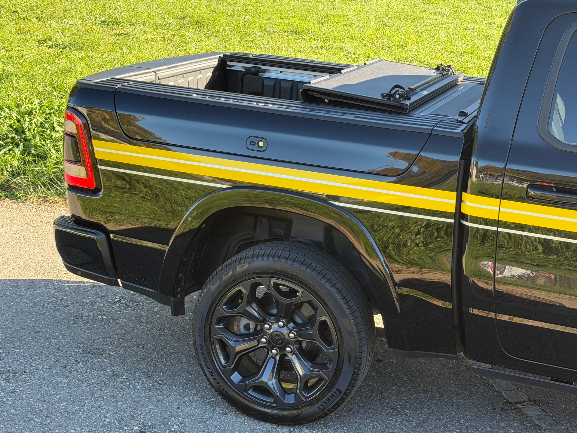 DODGE RAM LIMITED !! V8 5,7 400 PS CREW CAB "NEUSTES MODELL" VOLL OPTIONEN. INKL. LUFTFEDERUNG + AHK 3500 KG. MIT RAM BOX.-showroom-element-2