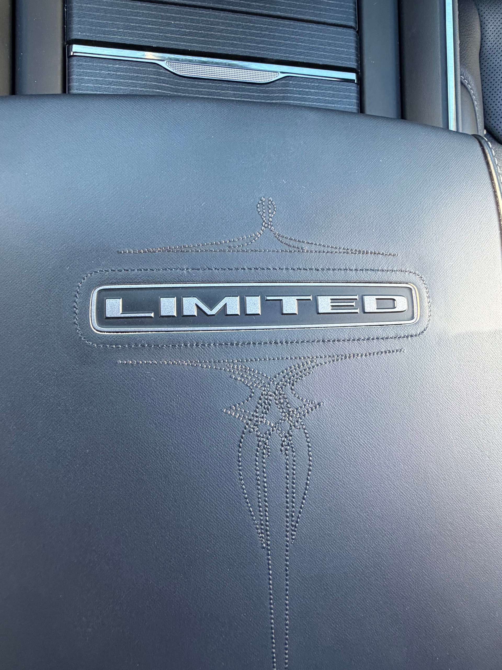 DODGE RAM LIMITED !! V8 5,7 400 PS CREW CAB "NEUSTES MODELL" VOLL OPTIONEN. INKL. LUFTFEDERUNG + AHK 3500 KG. MIT RAM BOX.-image-9