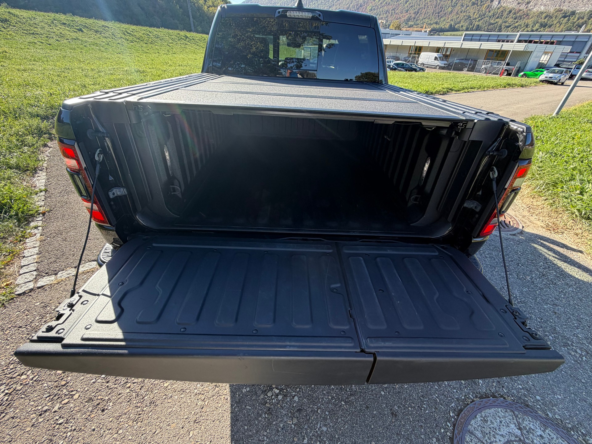 DODGE RAM LIMITED !! V8 5,7 400 PS CREW CAB "NEUSTES MODELL" VOLL OPTIONEN. INKL. LUFTFEDERUNG + AHK 3500 KG. MIT RAM BOX.-image-14