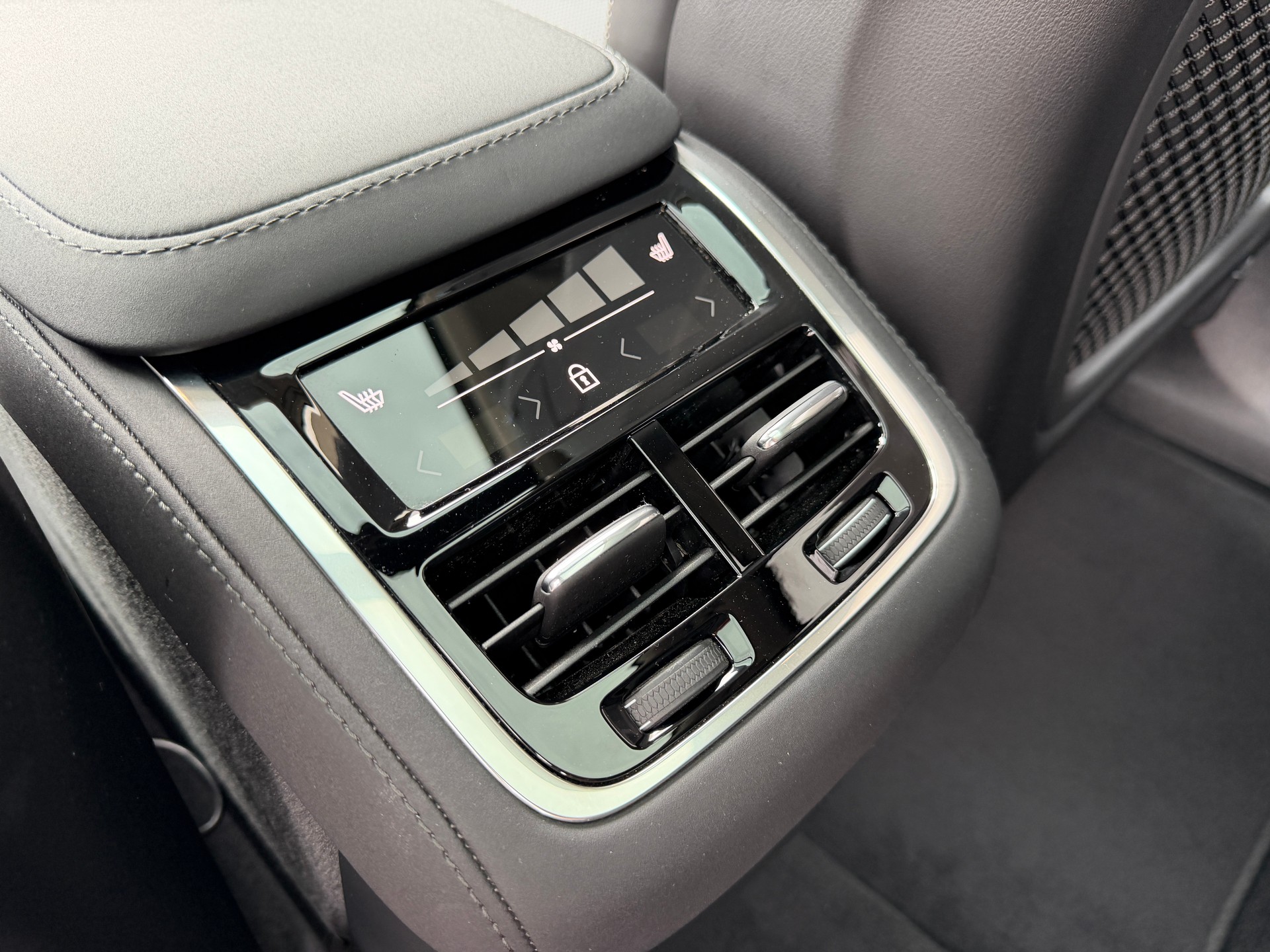 VOLVO XC90 B5 Benzin Mild Hybrid AWD Ultra Bright Geartronic *Bowers&Wilkins*-image-27