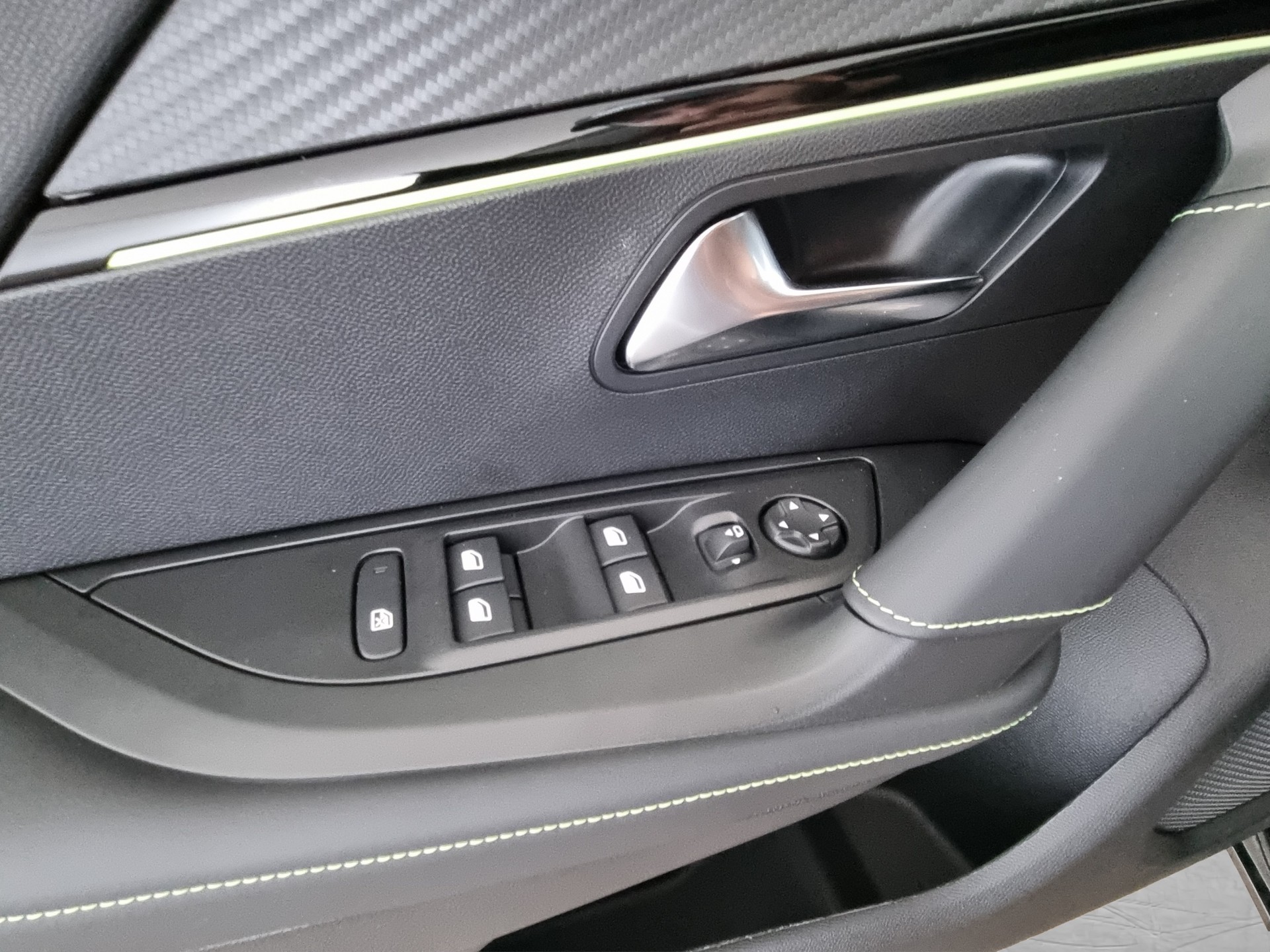 PEUGEOT 2008 GT 1.2 Pure Tech-image-11