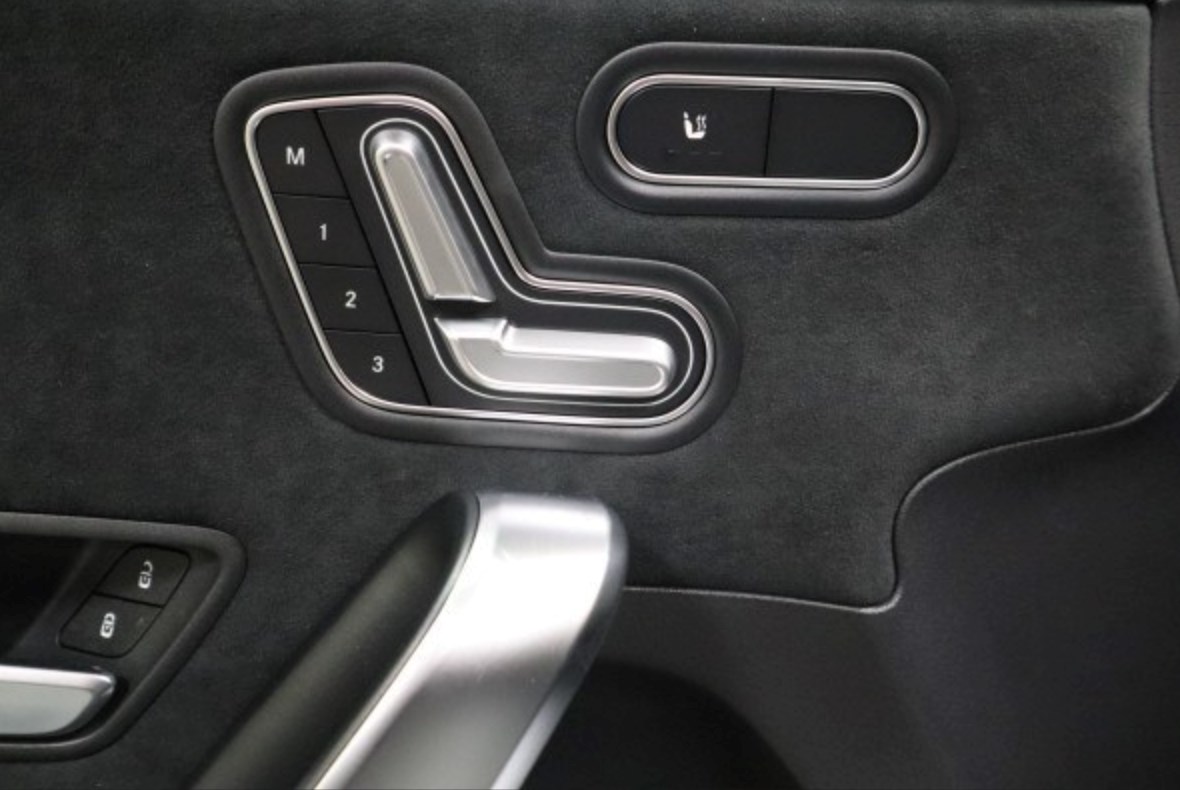 MERCEDES-BENZ A 220 d 4Matic AMG Line-image-6