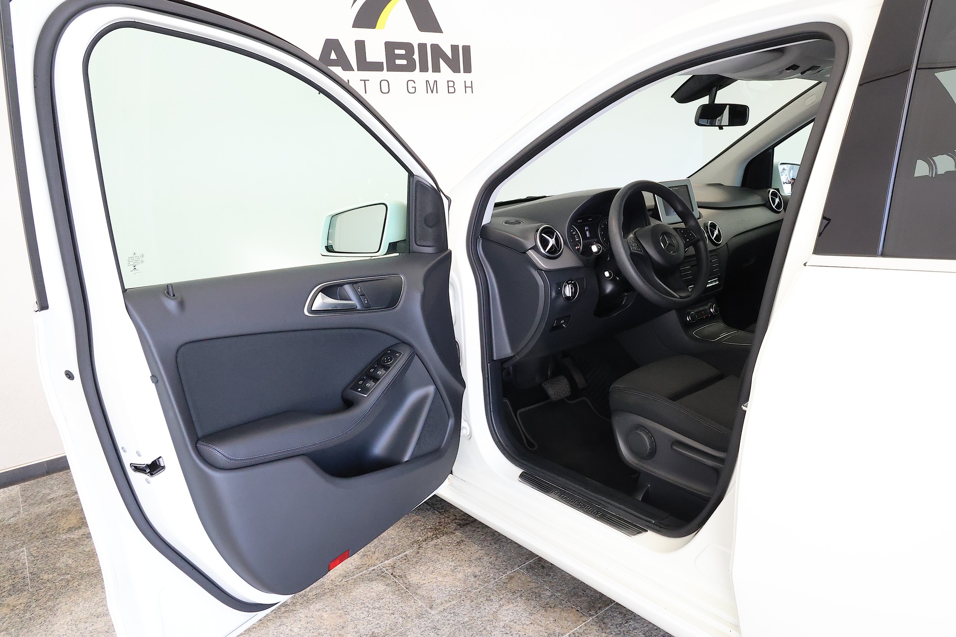 MERCEDES-BENZ B 220 Style 4Matic 7G-DCT-image-4