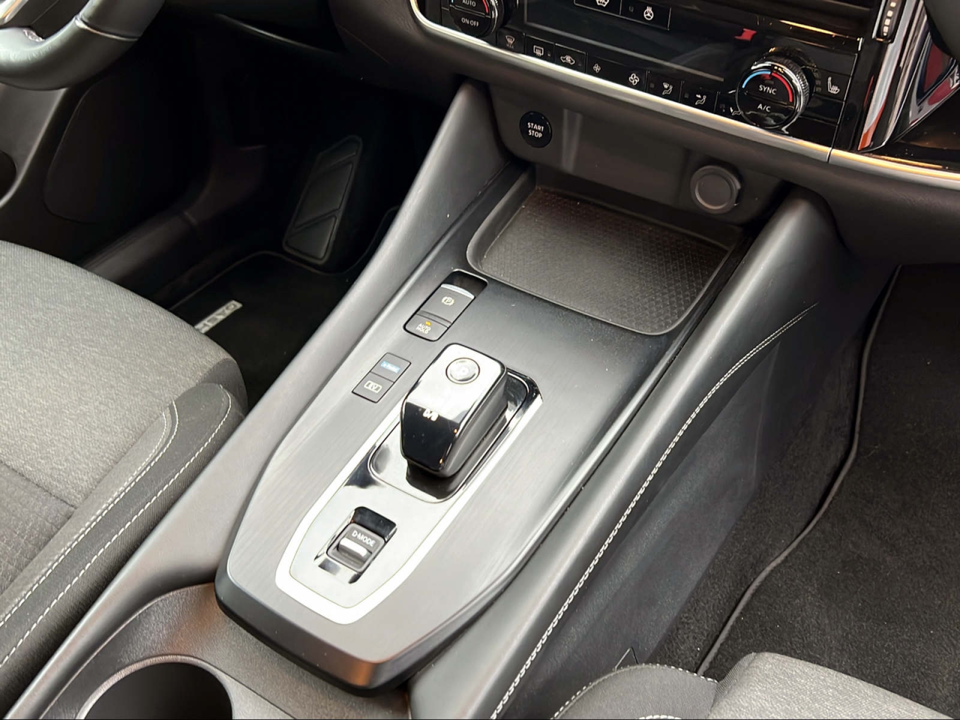 NISSAN Qashqai 1.5 VC-T N-Connecta-image-10