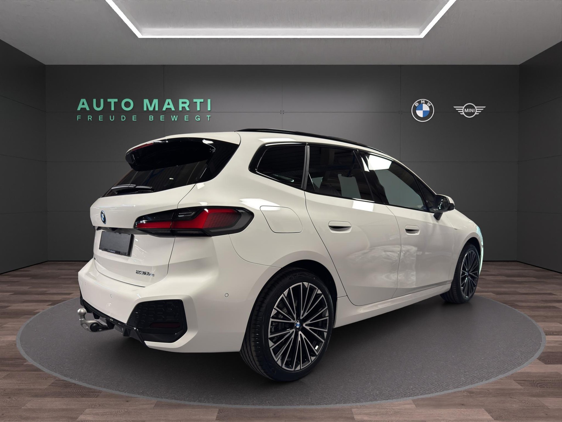 BMW 230e xDrive Active Tourer-showroom-element-3