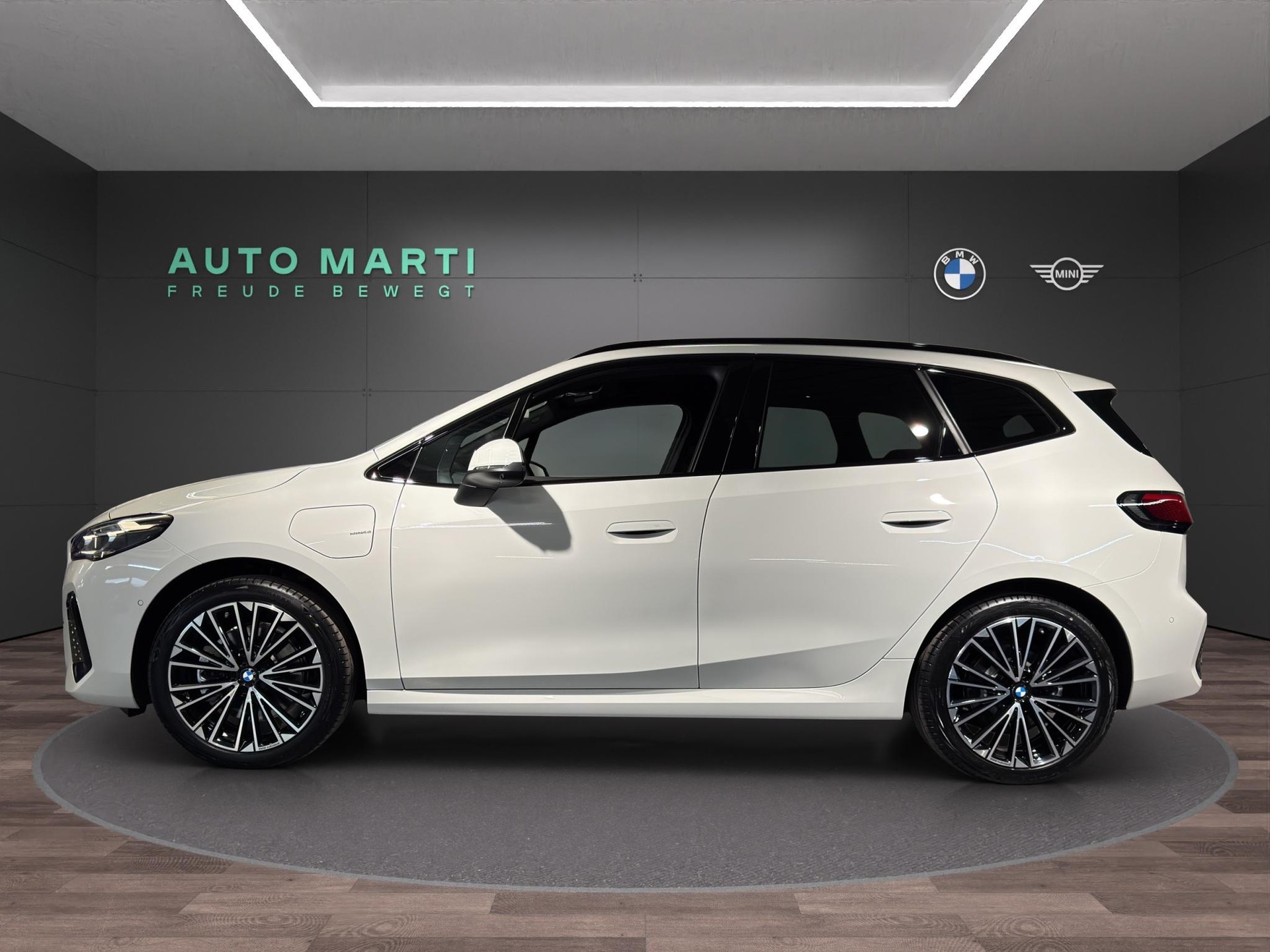 BMW 230e xDrive Active Tourer-showroom-element-1