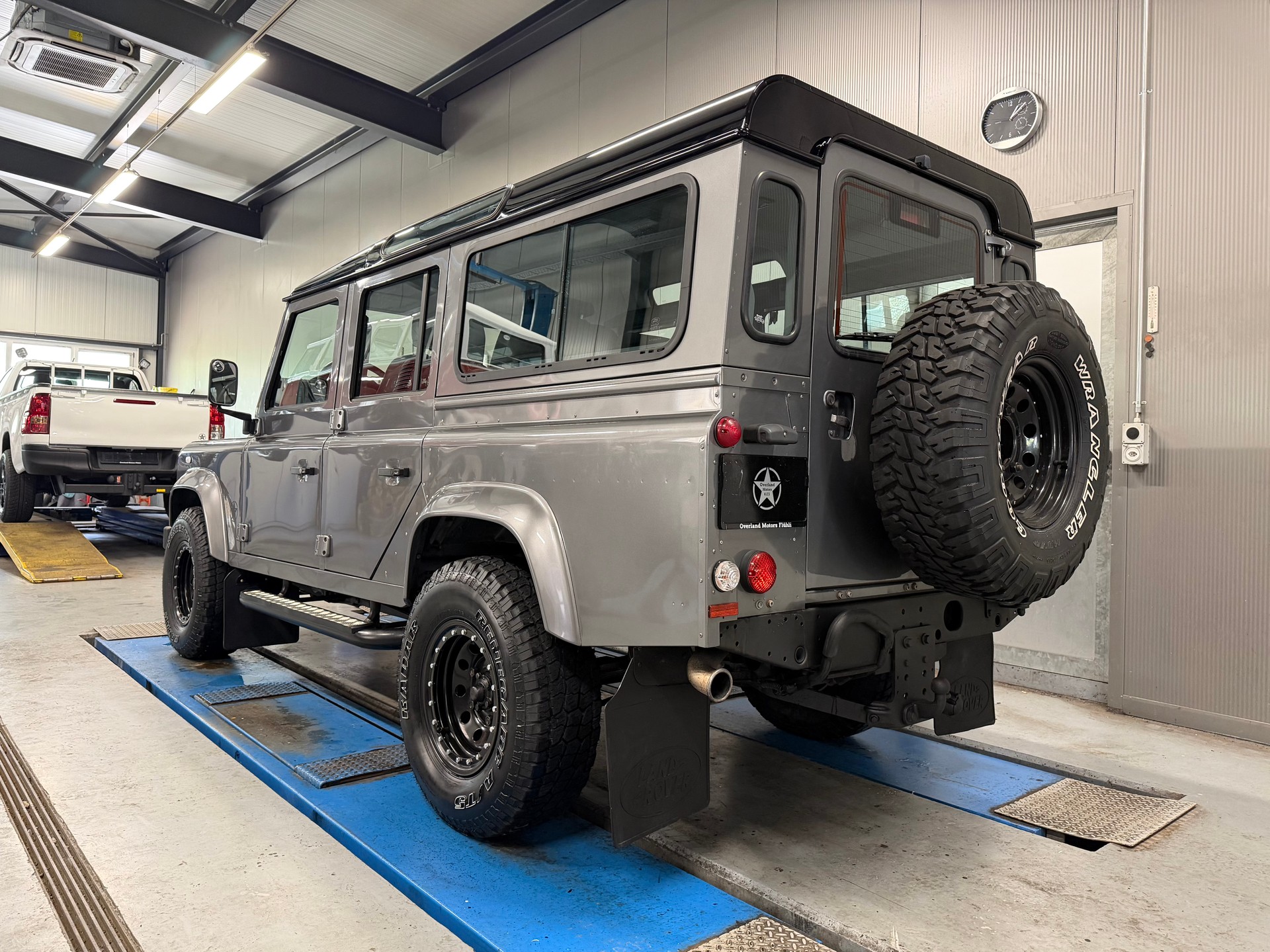 LAND ROVER 110-showroom-element-2