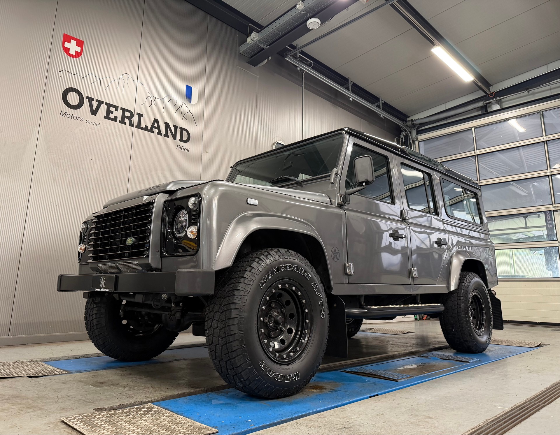 LAND ROVER 110