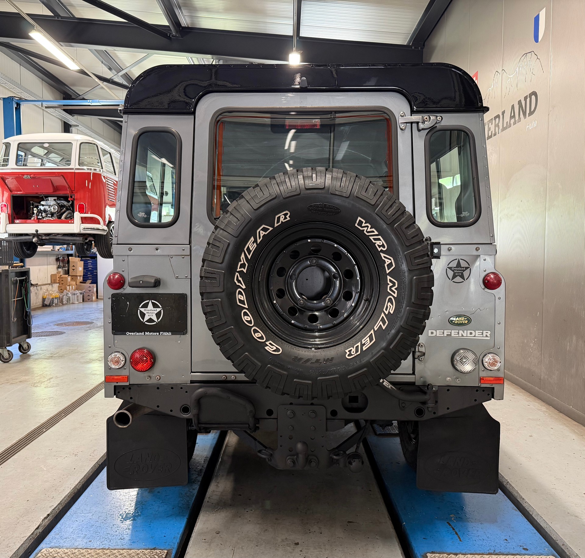 LAND ROVER 110-showroom-element-3