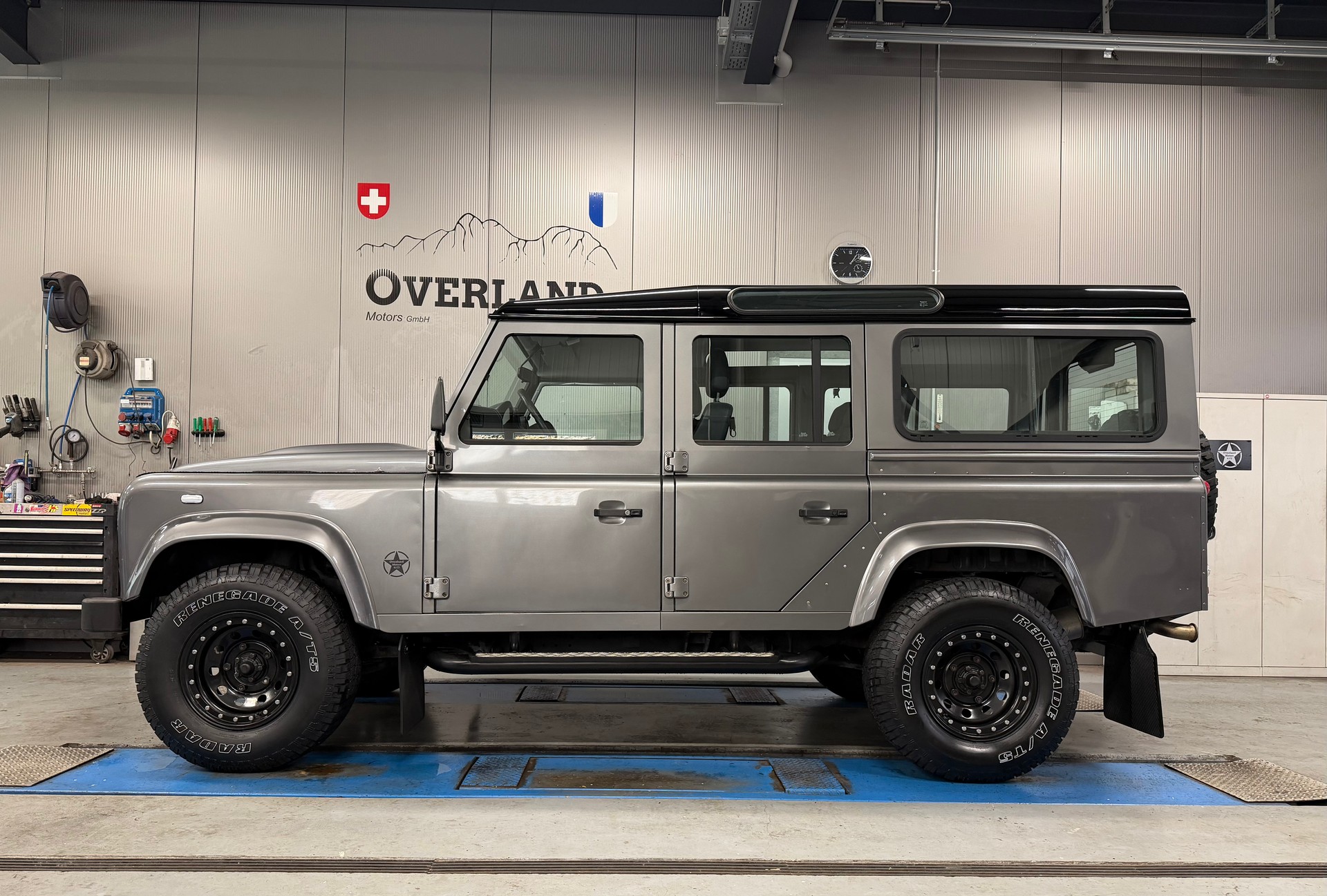 LAND ROVER 110-showroom-element-1