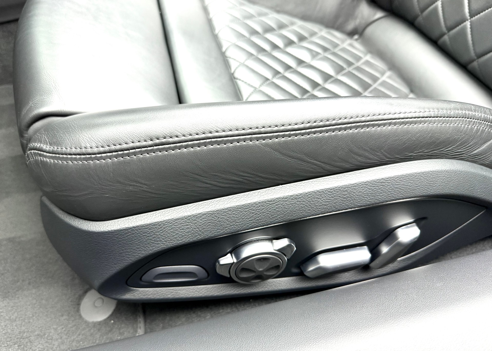 AUDI R8 Spyder RWD S-Tronic-image-17