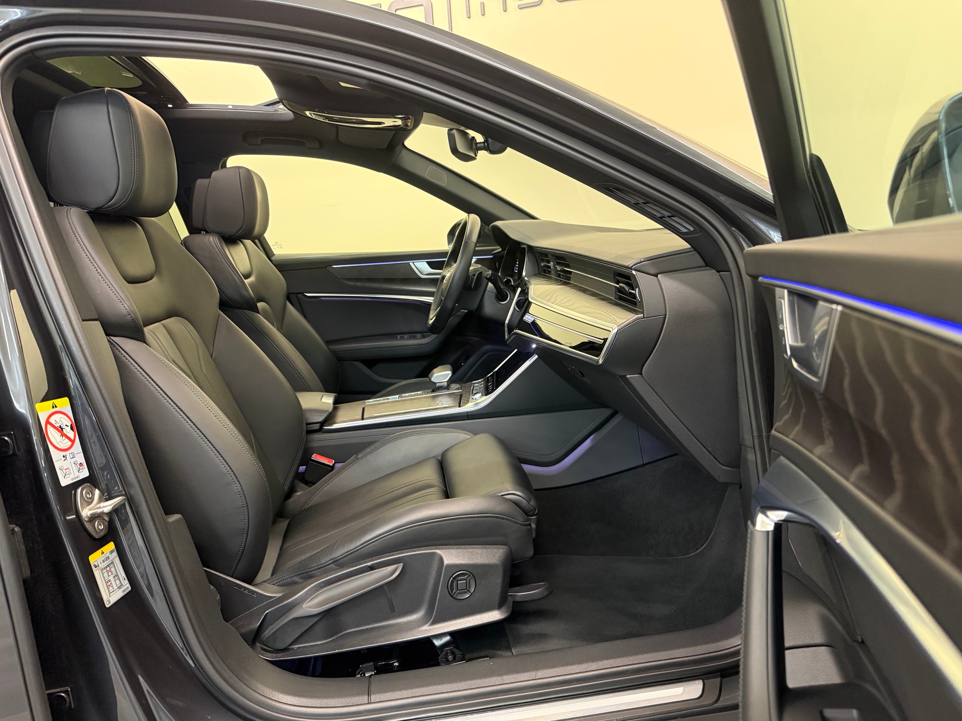 AUDI A6 Avant 55 TFSI Sport quattro S-tronic-image-24